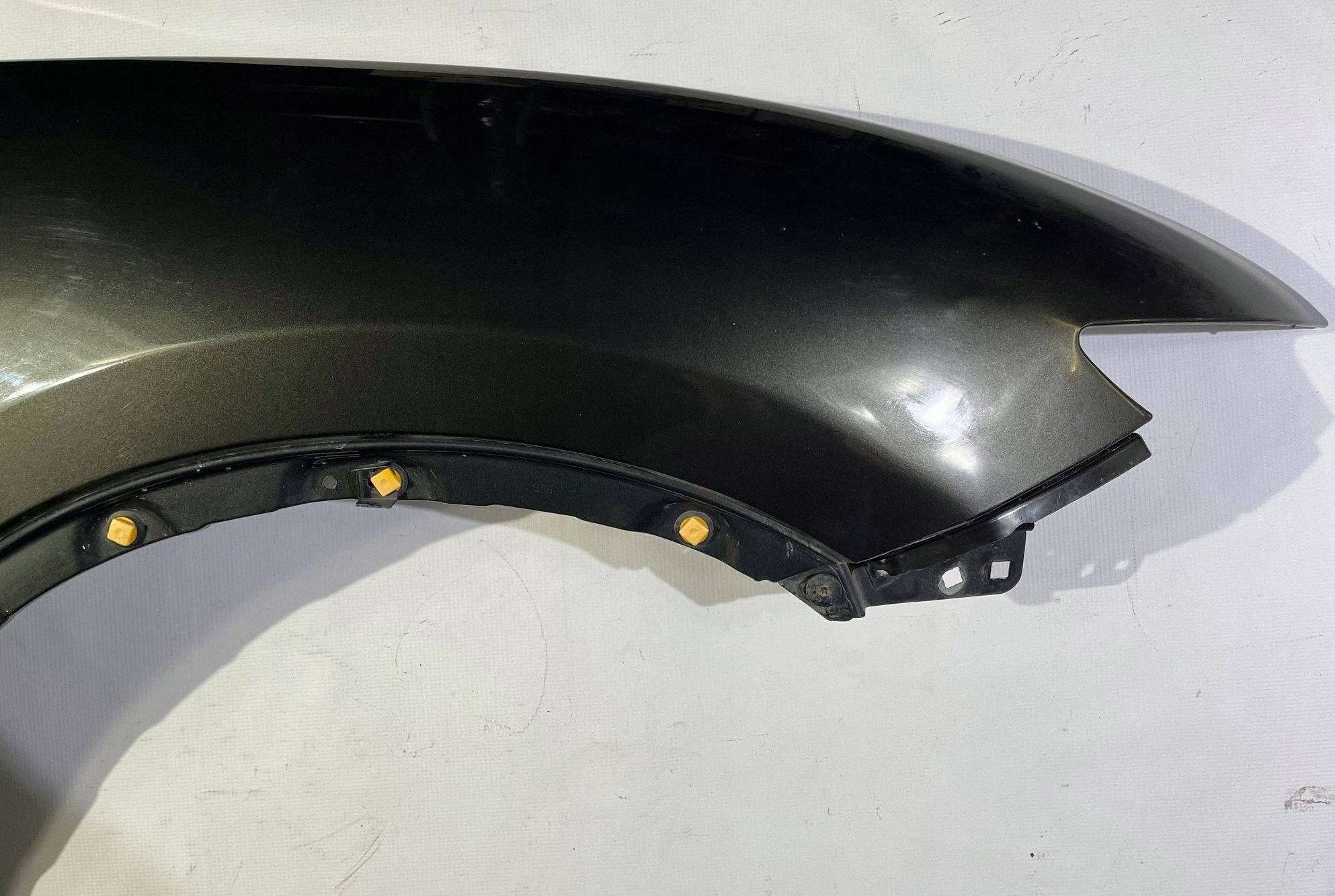 fender right front front Maserati Levante