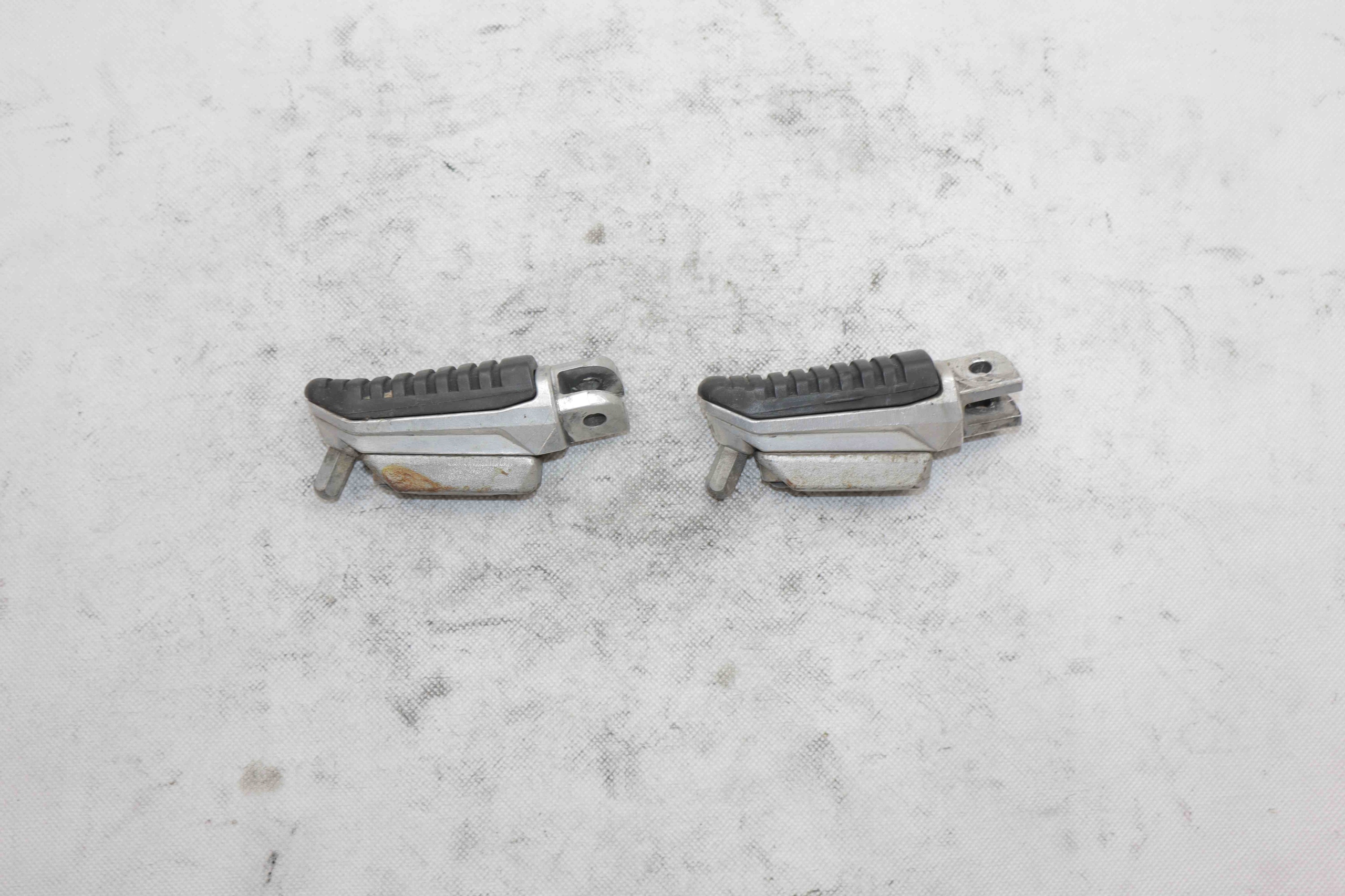 GSX-R GSX1300R Hayabusa 08 Podnóżek Pasażera Lewy