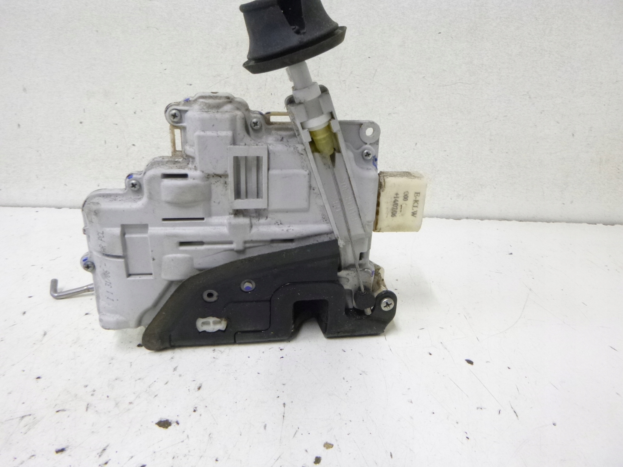 lock door rear part left Audi A6 C6 Kombi 2006r. 4F0839015A