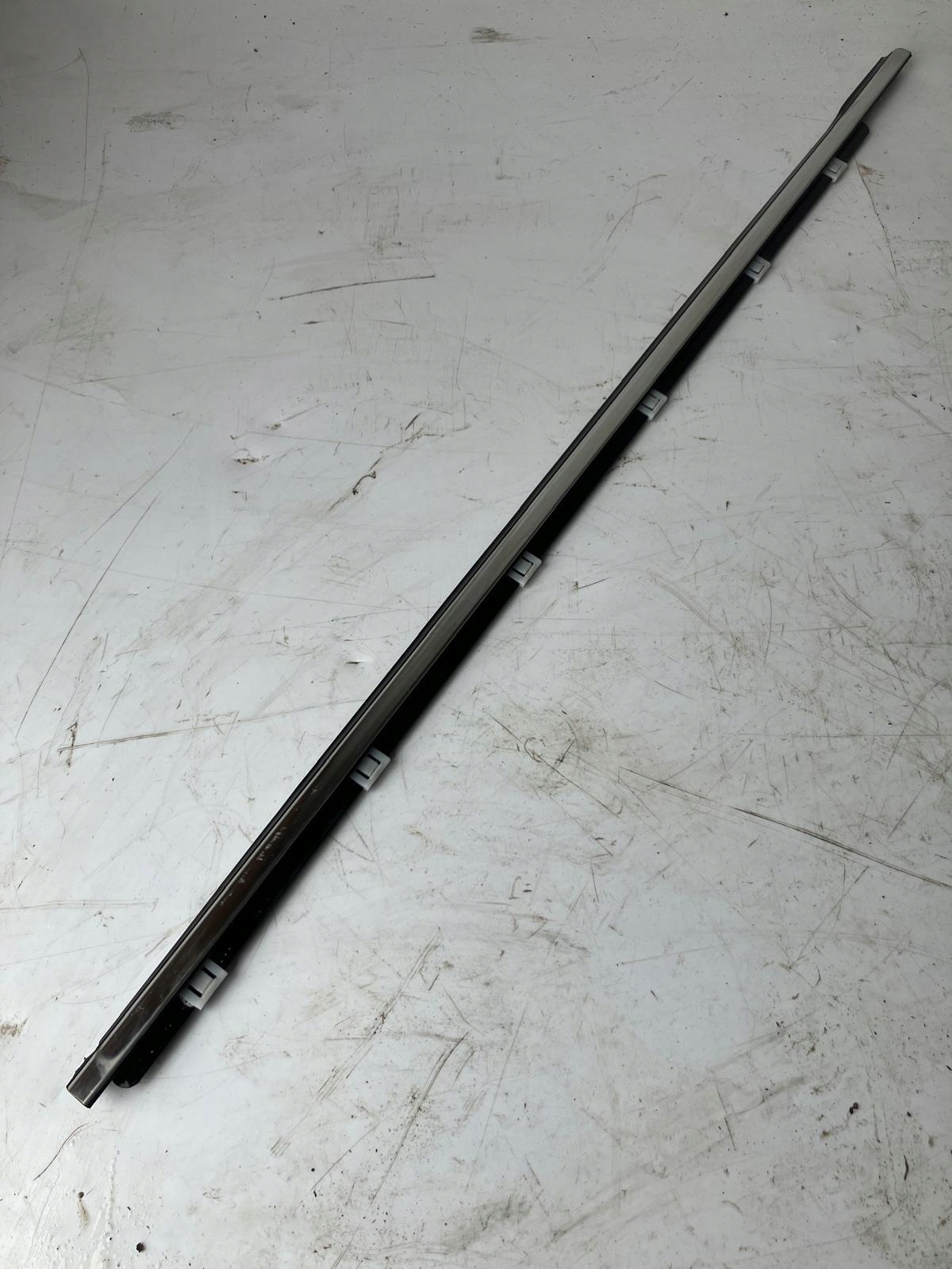 moulding dust door left front KIA RIO IV CHROM