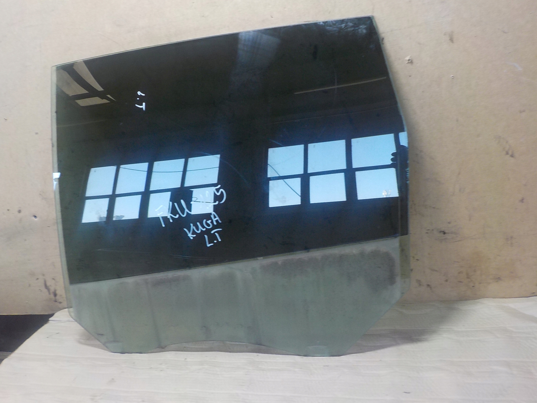 8V41-S25713-B - СТЕКЛО ЗАДНЕЕ ЛЕВОЕ KUGA MK1