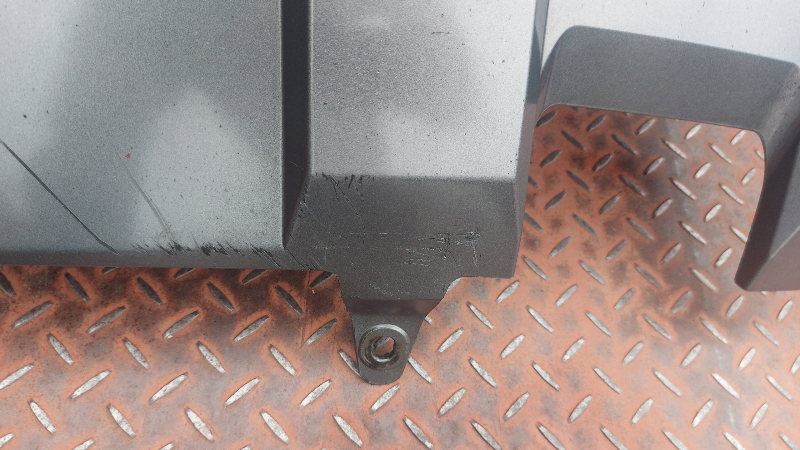 grid of a bumper central front front TOYOTA TUNDRA 13-15
