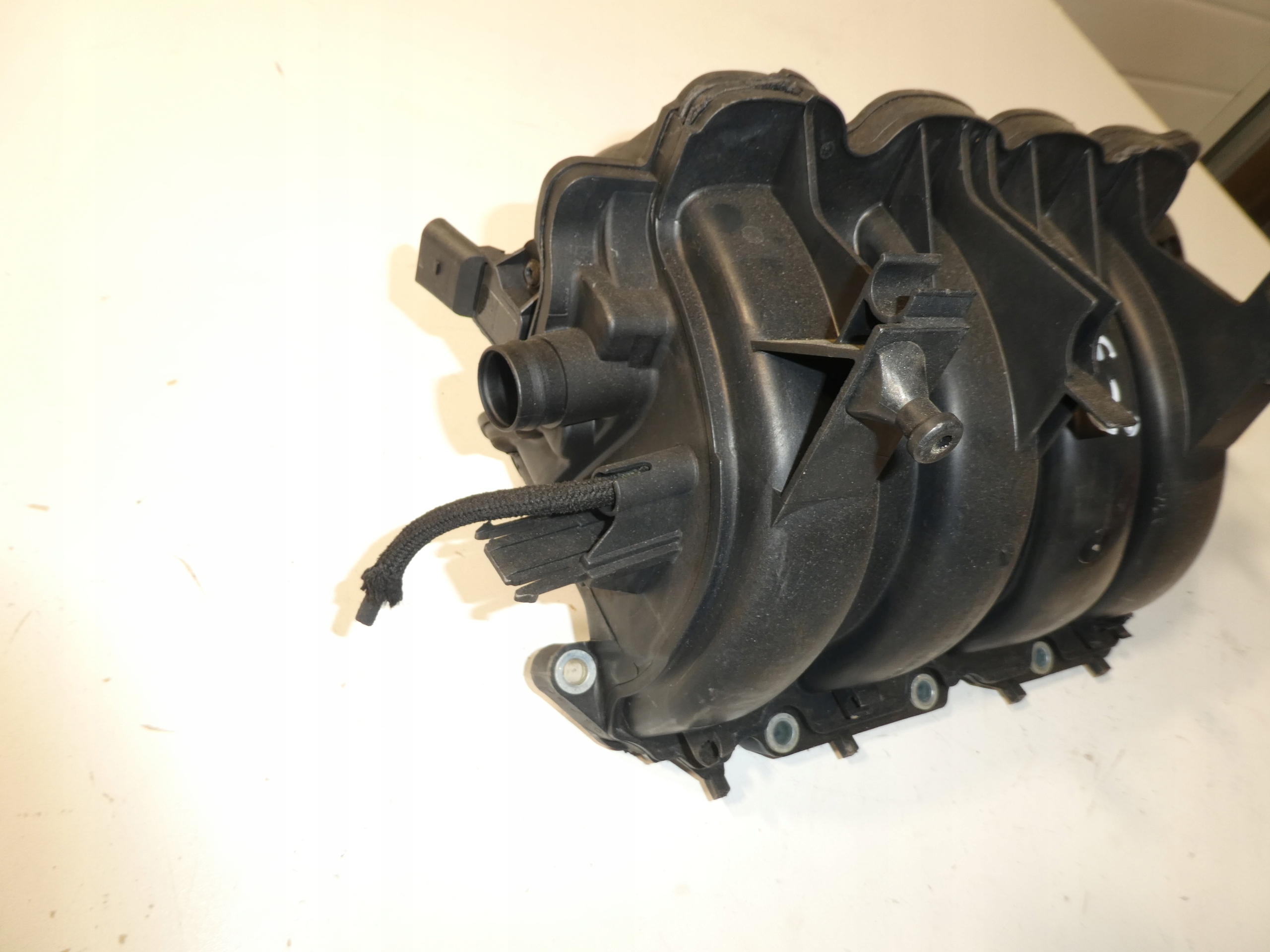 intake manifold VW GOLF V 1.4 03C129711E