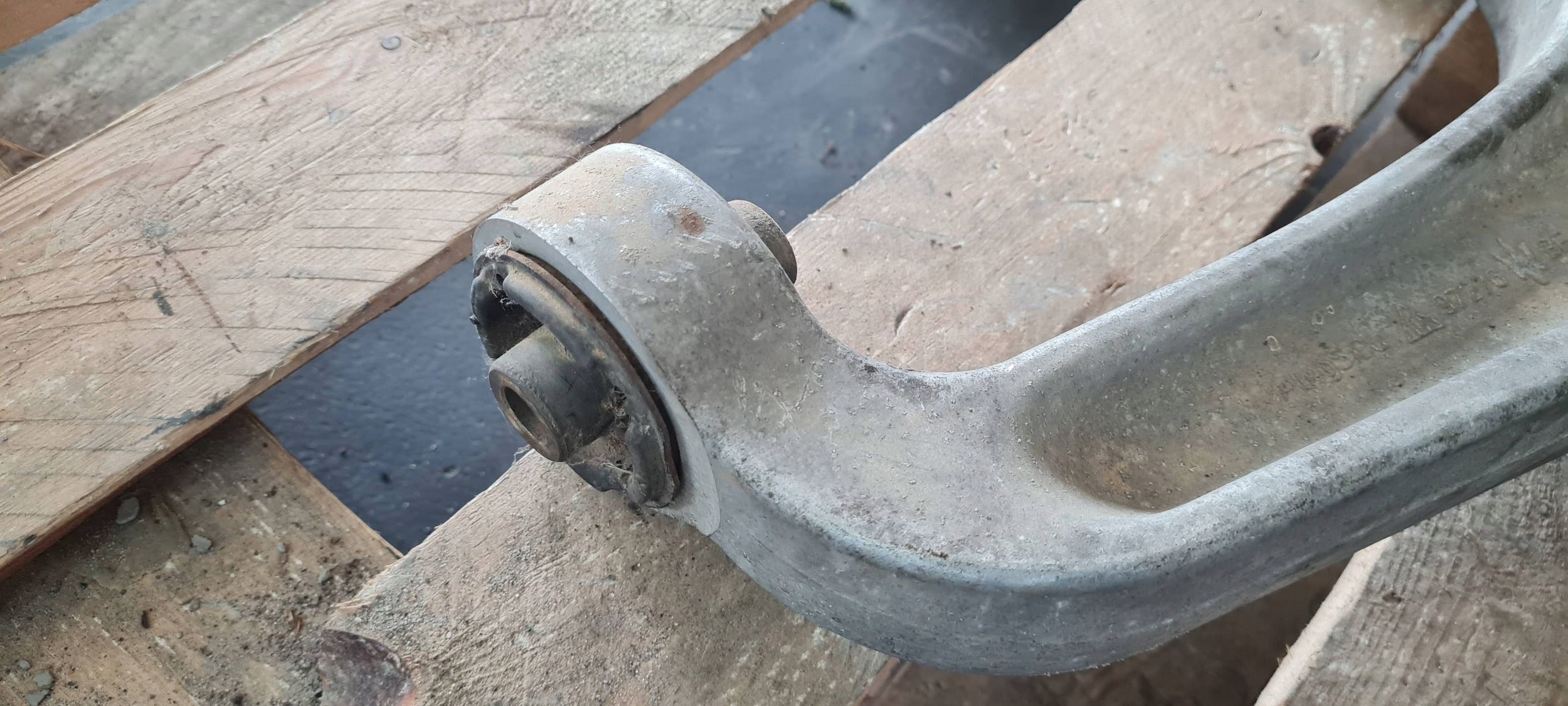 Maserati Quattroporte VI arm lower left front 3.8 V8 6700069340