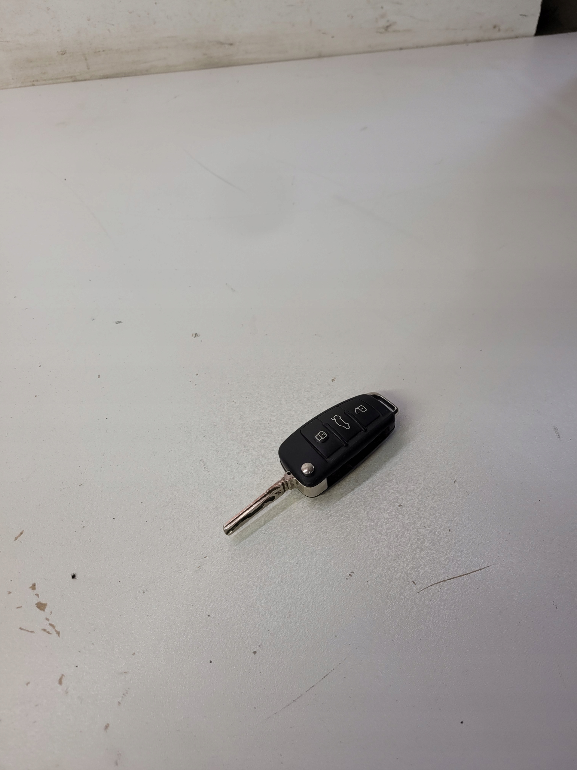 868 - Брелок для ключів AUDI A6 C6 Q7 4f0837220ak