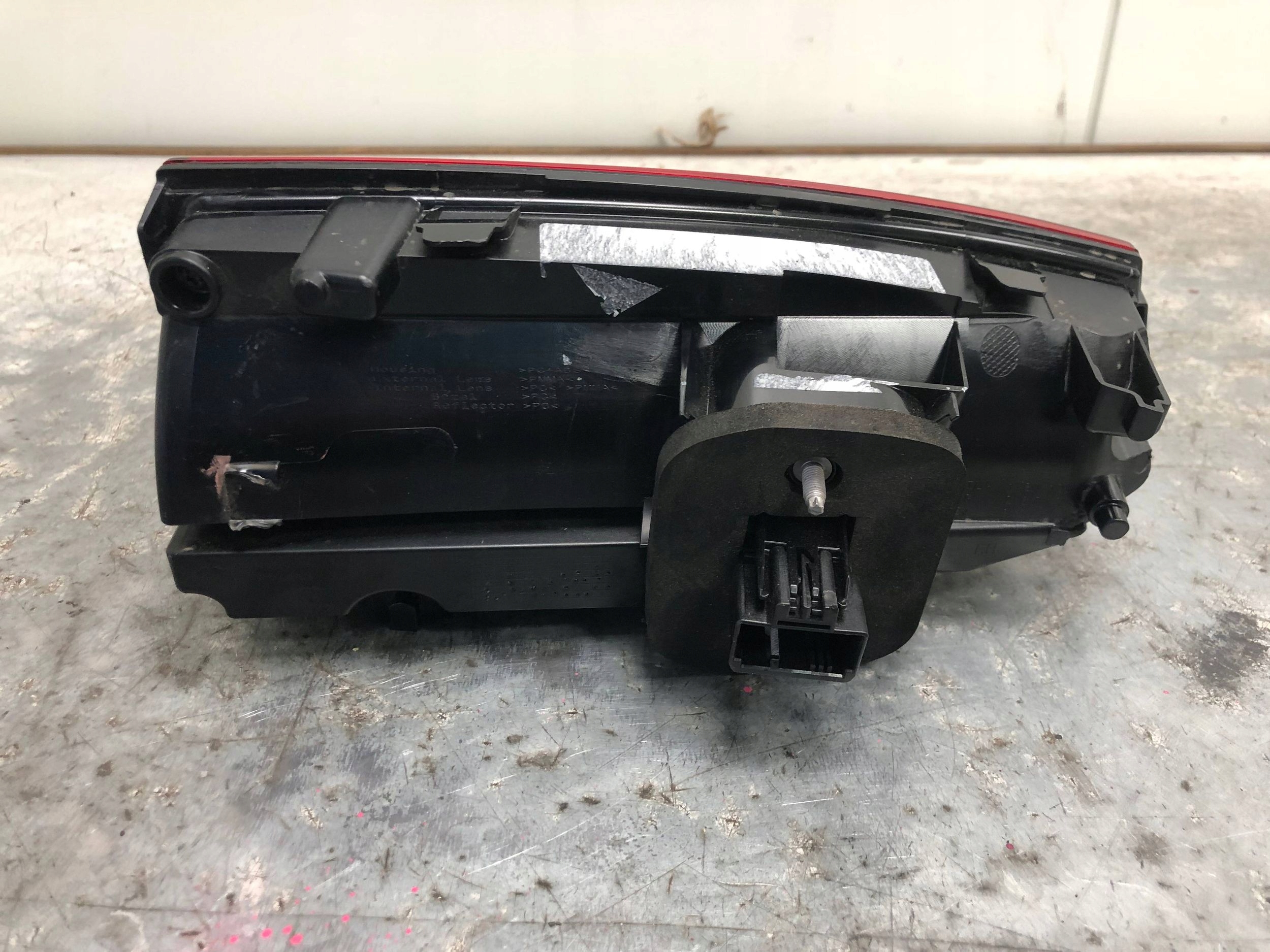 light LED right rear part to the bonnet VW T7 7T0945094B