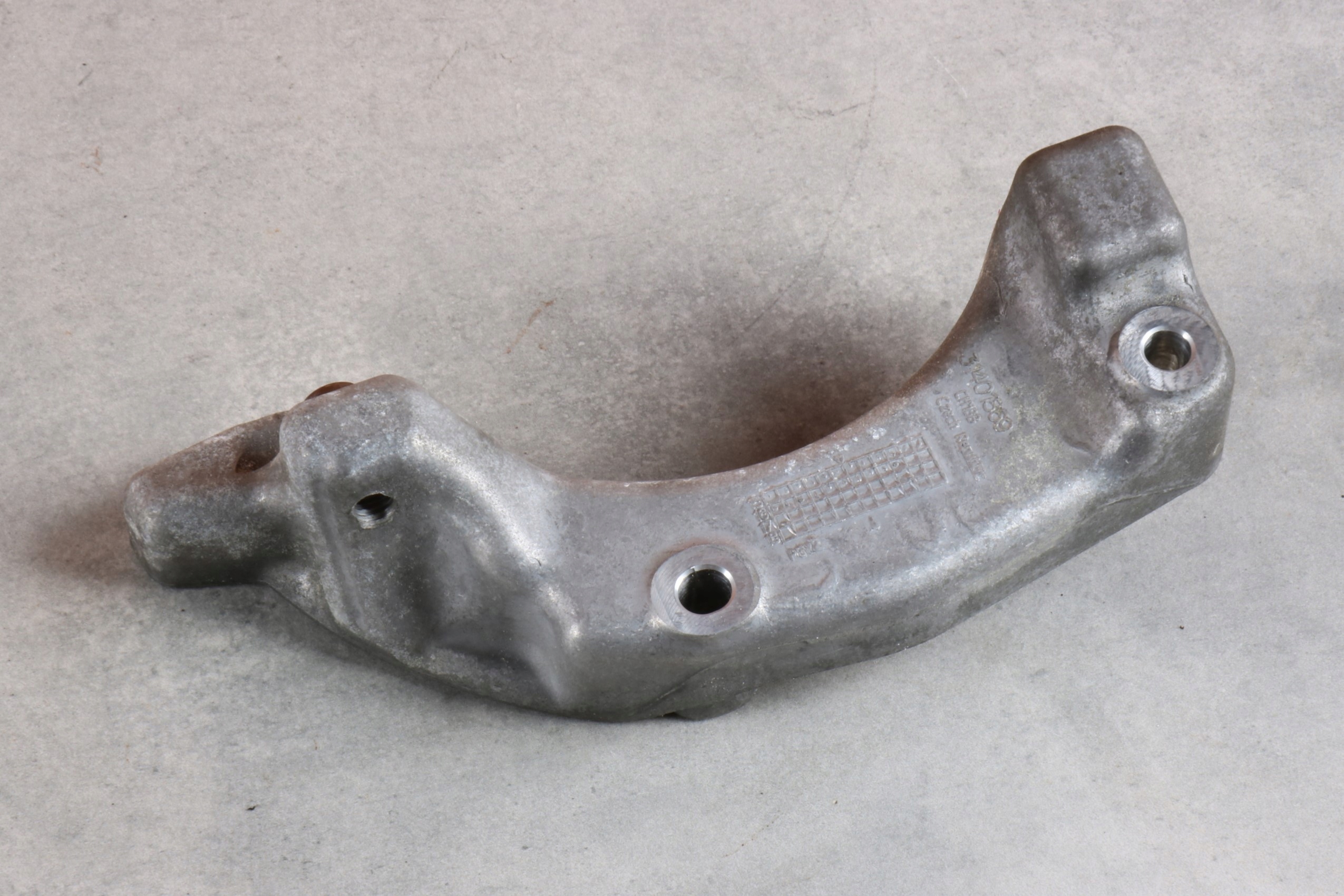 VOLVO XC60 and D4 2.0d D4204T14 console bracket holder 31401869