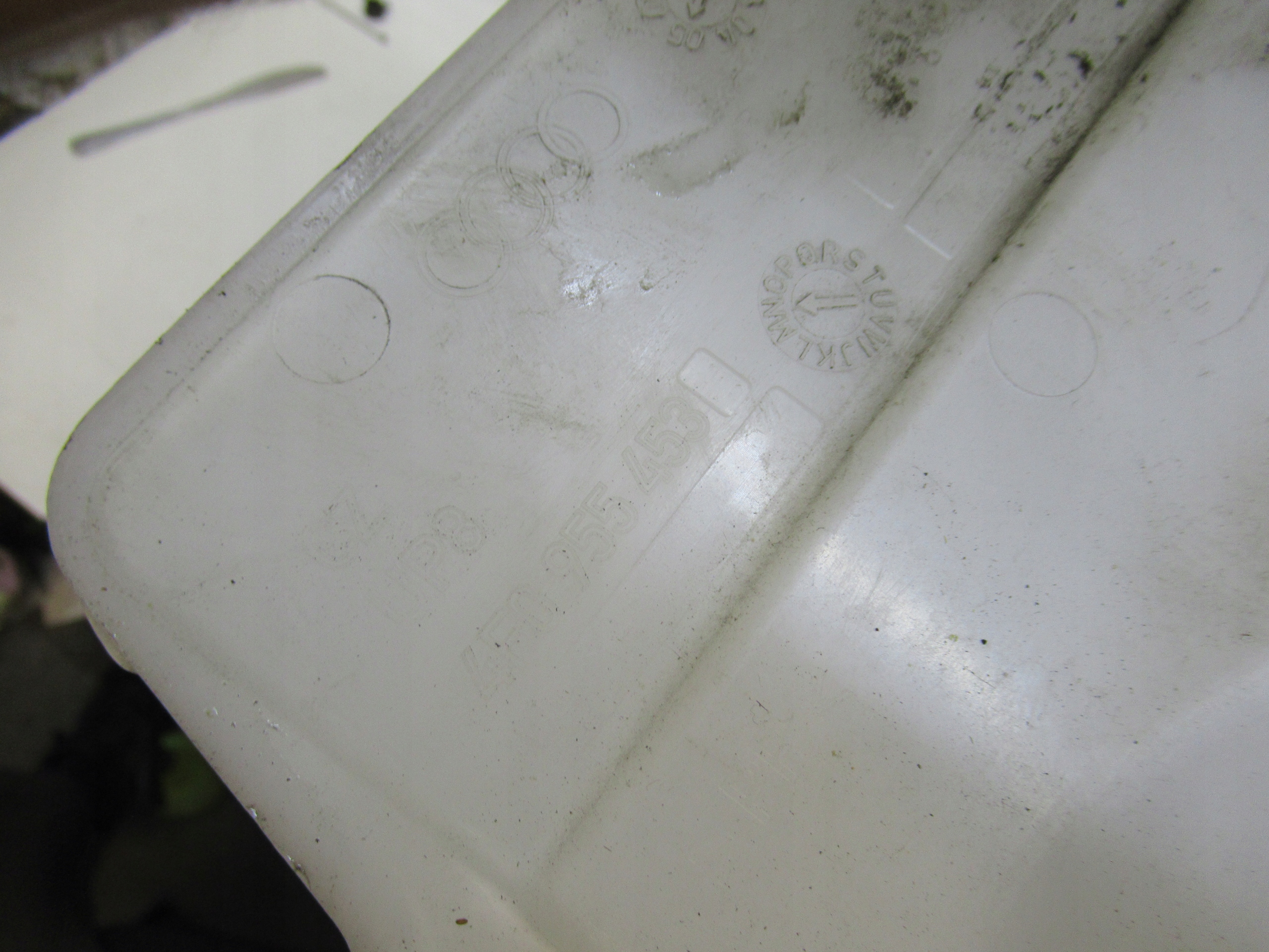 AUDI A6 C6 2.7 TDI washer fluid tank