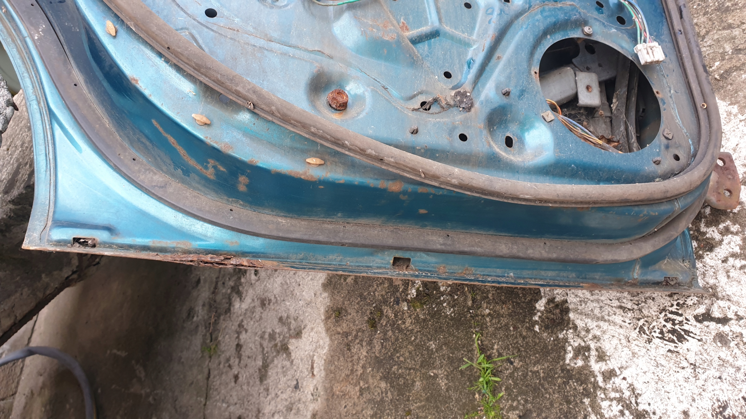 MAZDA 323F BA 95-98 drzwi lewe tył Strona zabudowy tył - lewa