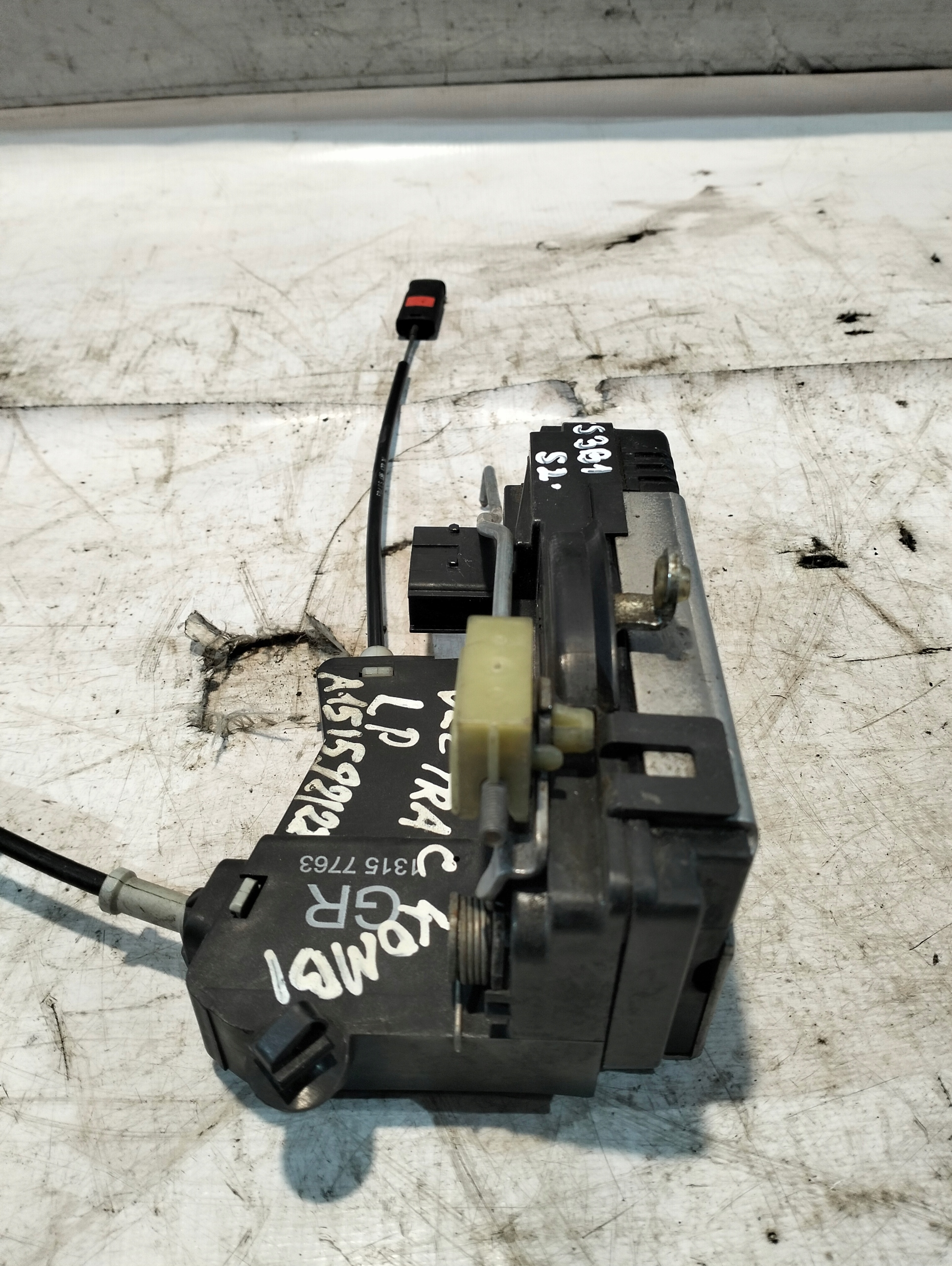 lock door left front OPEL VECTRA C KOMBI 02-08 OE 13157763GR
