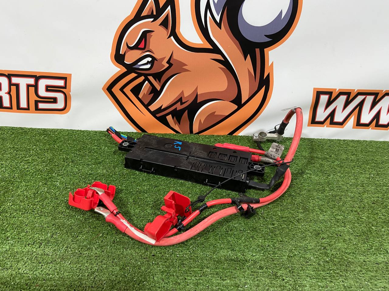 SKRZYNKA BEZPIECZNIKÓW RANGE ROVER VELAR L560 J8A2-14516-AC