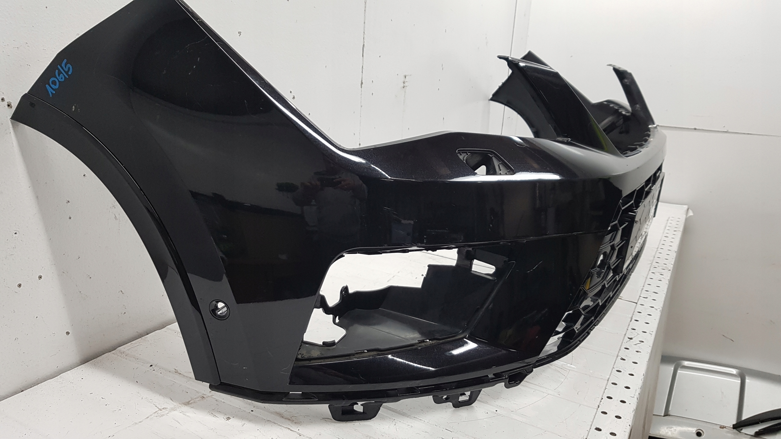 SEAT ATECA 575 16- ZDERZAK PRZÓD KRATKA Strona zabudowy przód