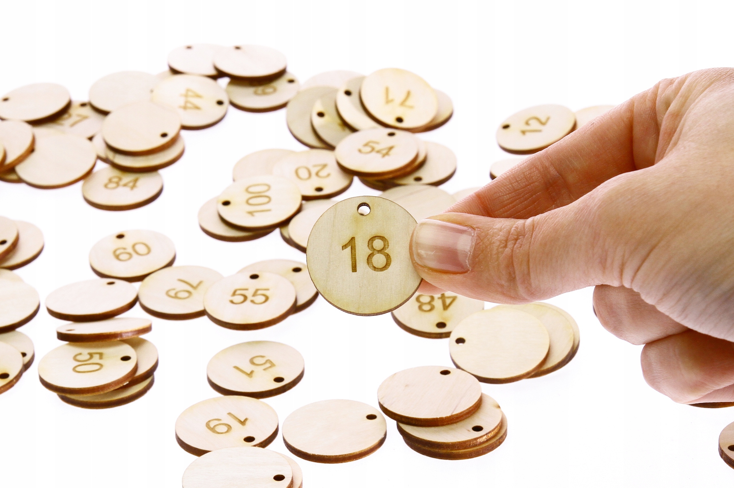 Żetony kółeczka drewniane 4 cm z cyferkami 1-100 do restauracji baru szatni Marka inny