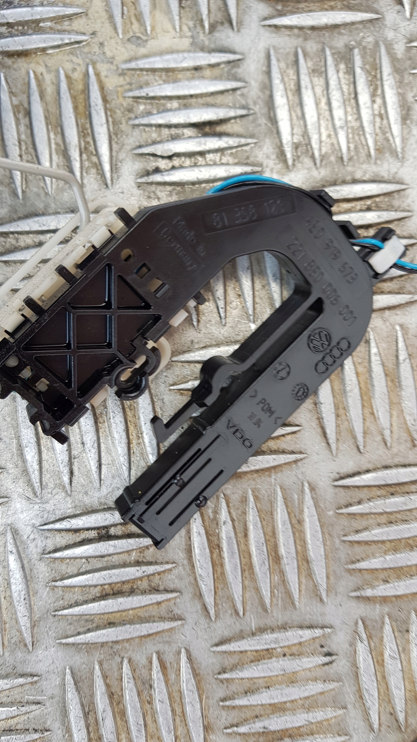 AUDI A8 D3 3.0 TDI PLYWAK Sensor des Kraftstoffsbehälters 4E0919673A