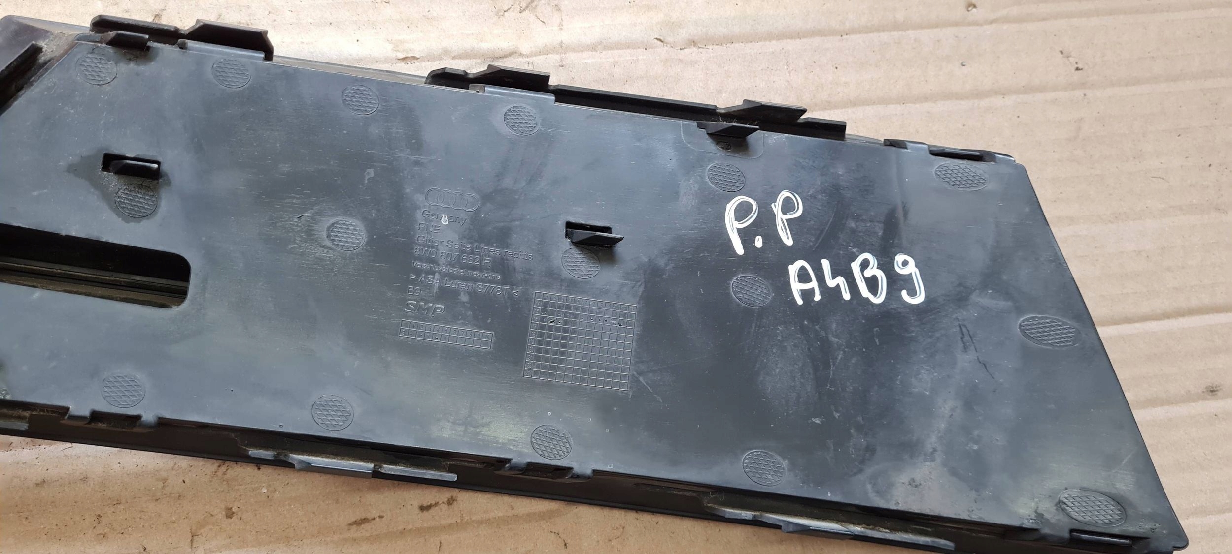 A4 B9 8W grid of a bumper right right front 8W0807682R