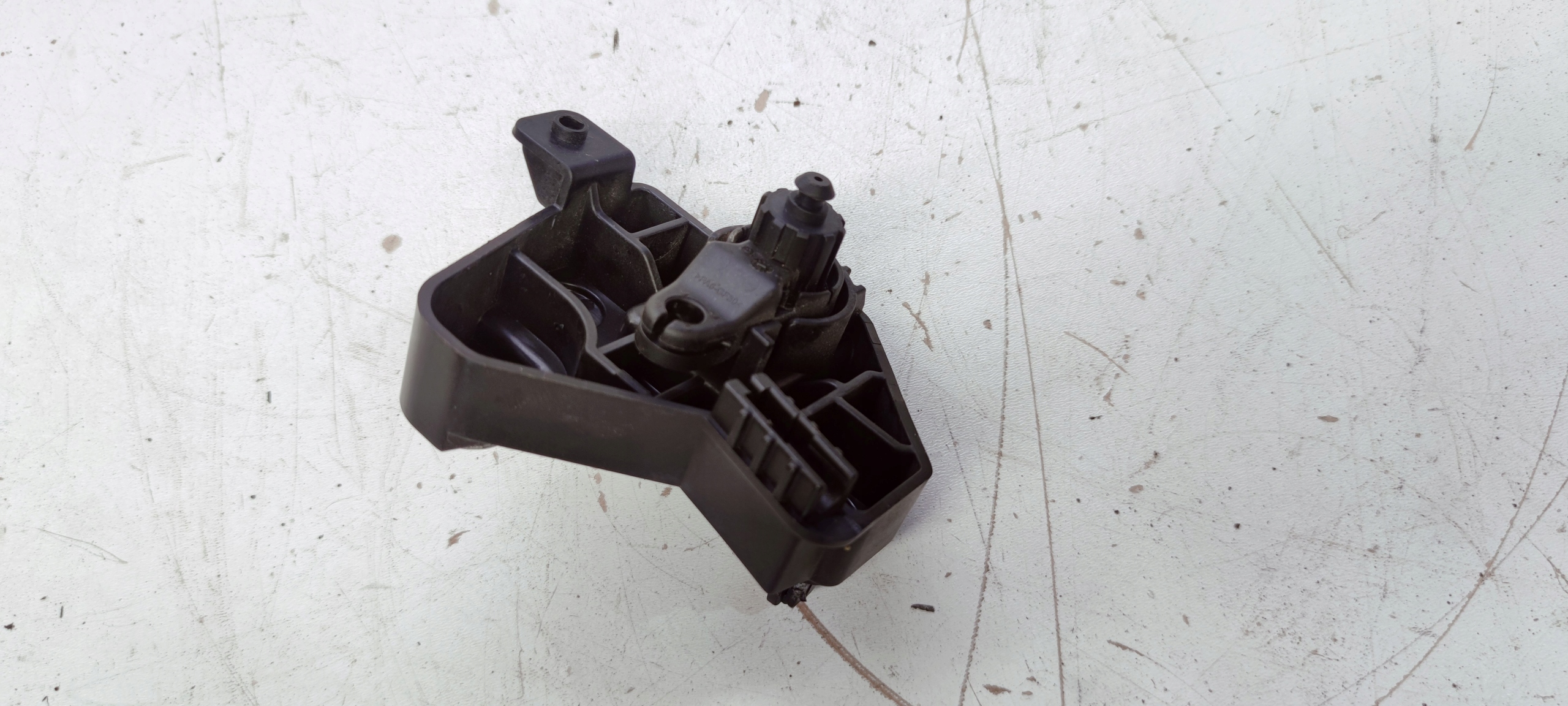 POIGNÉE MAIN COURANTE POUR L’OUVERTURE DU CAPOT AUDI Q3 83B823633