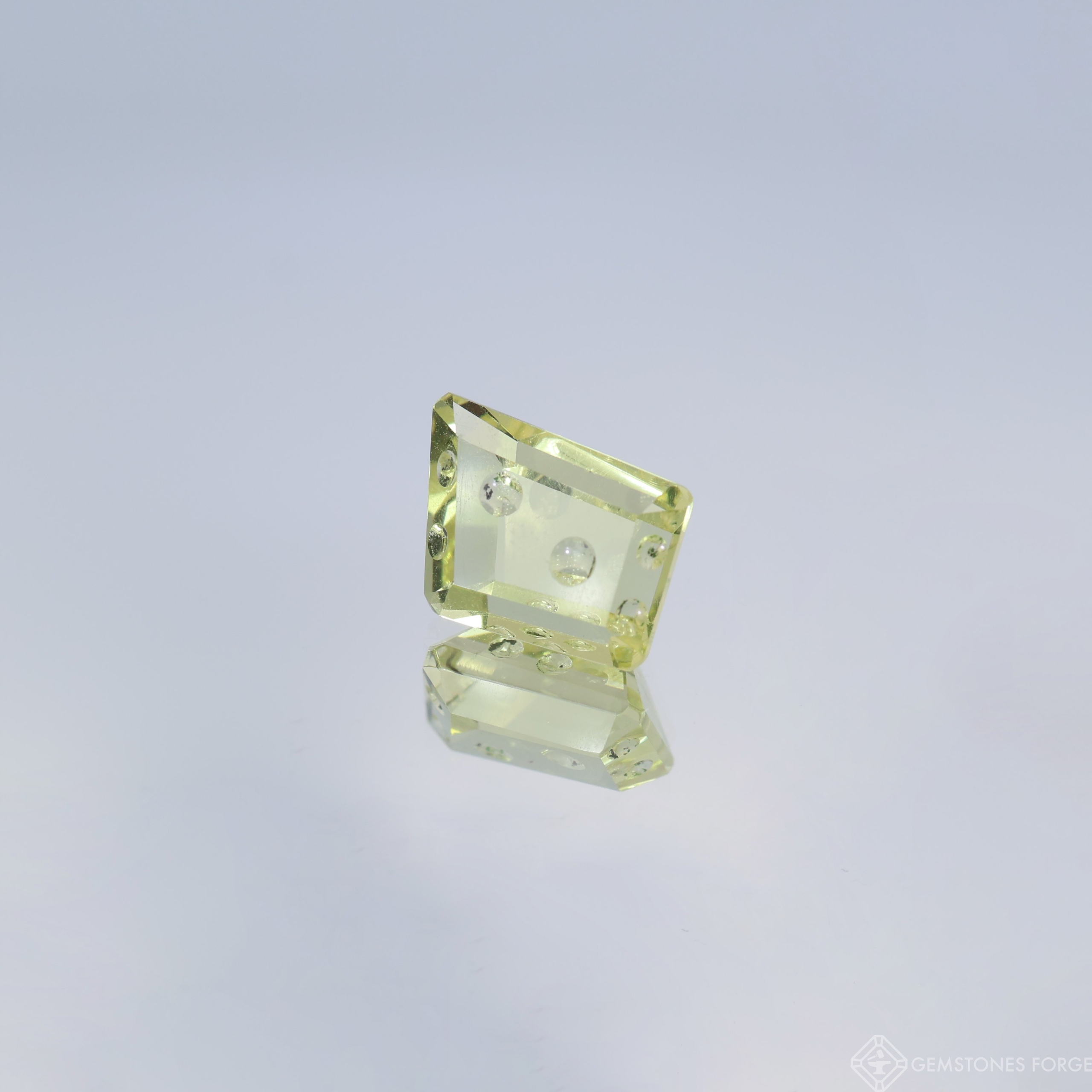 Přírodní citron ve tvaru sýra, 12 x 10 x 9.5 x 8 mm