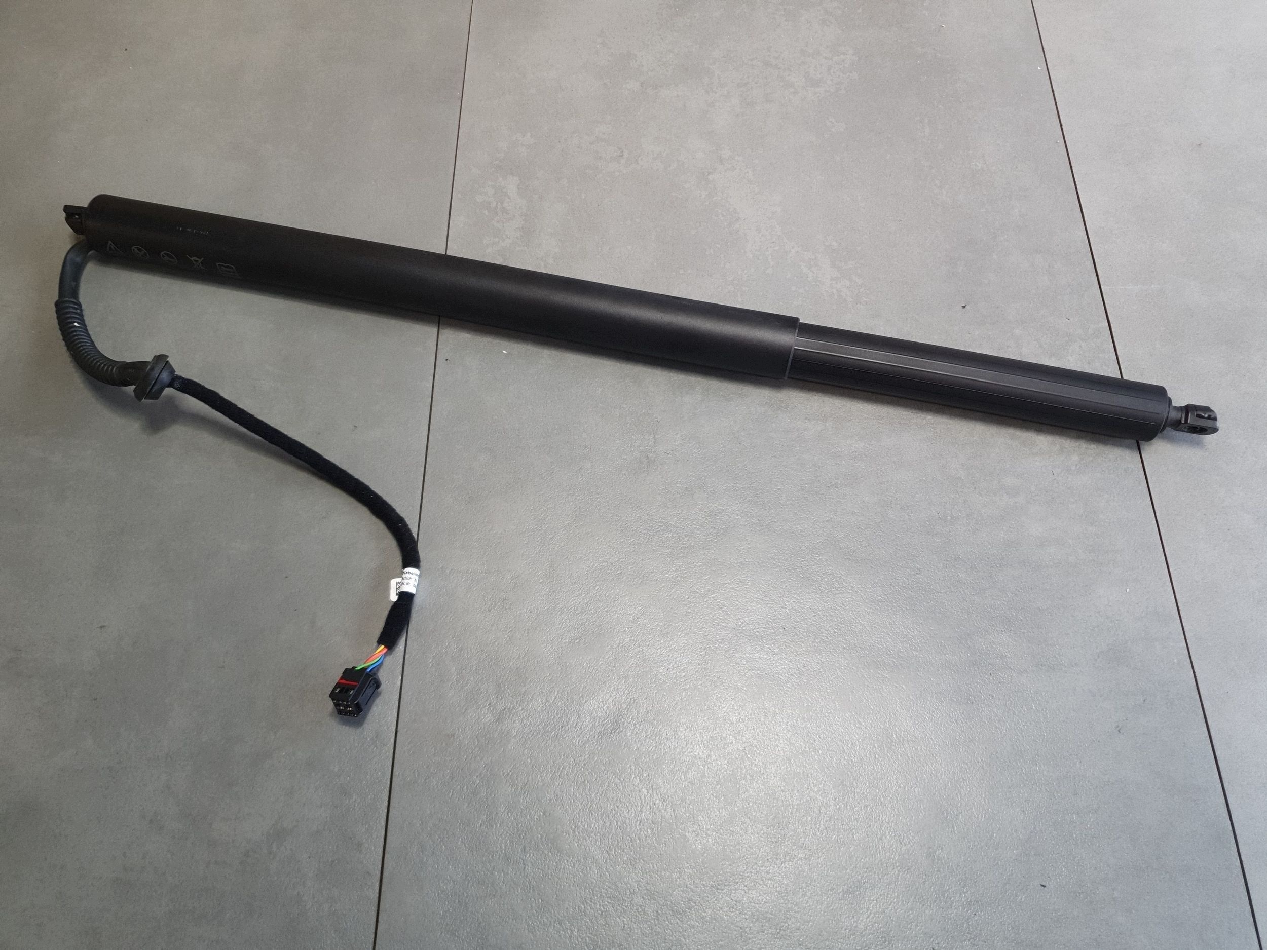 Audi A3 8Y damper electrical bonnet 8Y4827851G