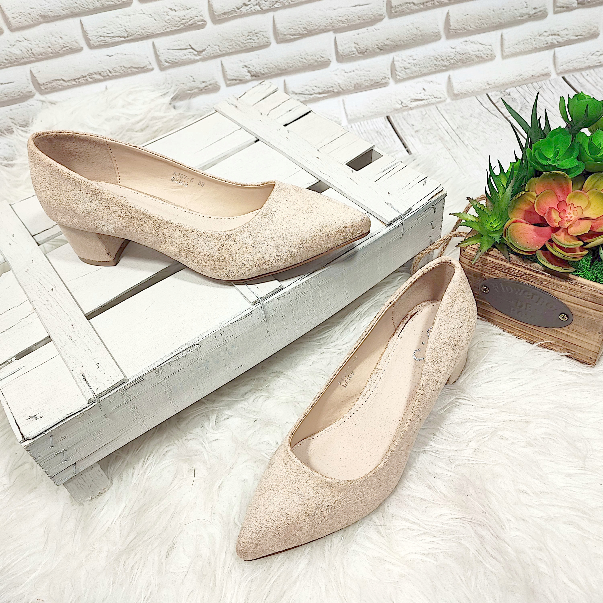 KLASYCZNE ZAMSZOWE BEŻOWE CZÓŁENKA PANTOFLE r 38 Rozmiar 38