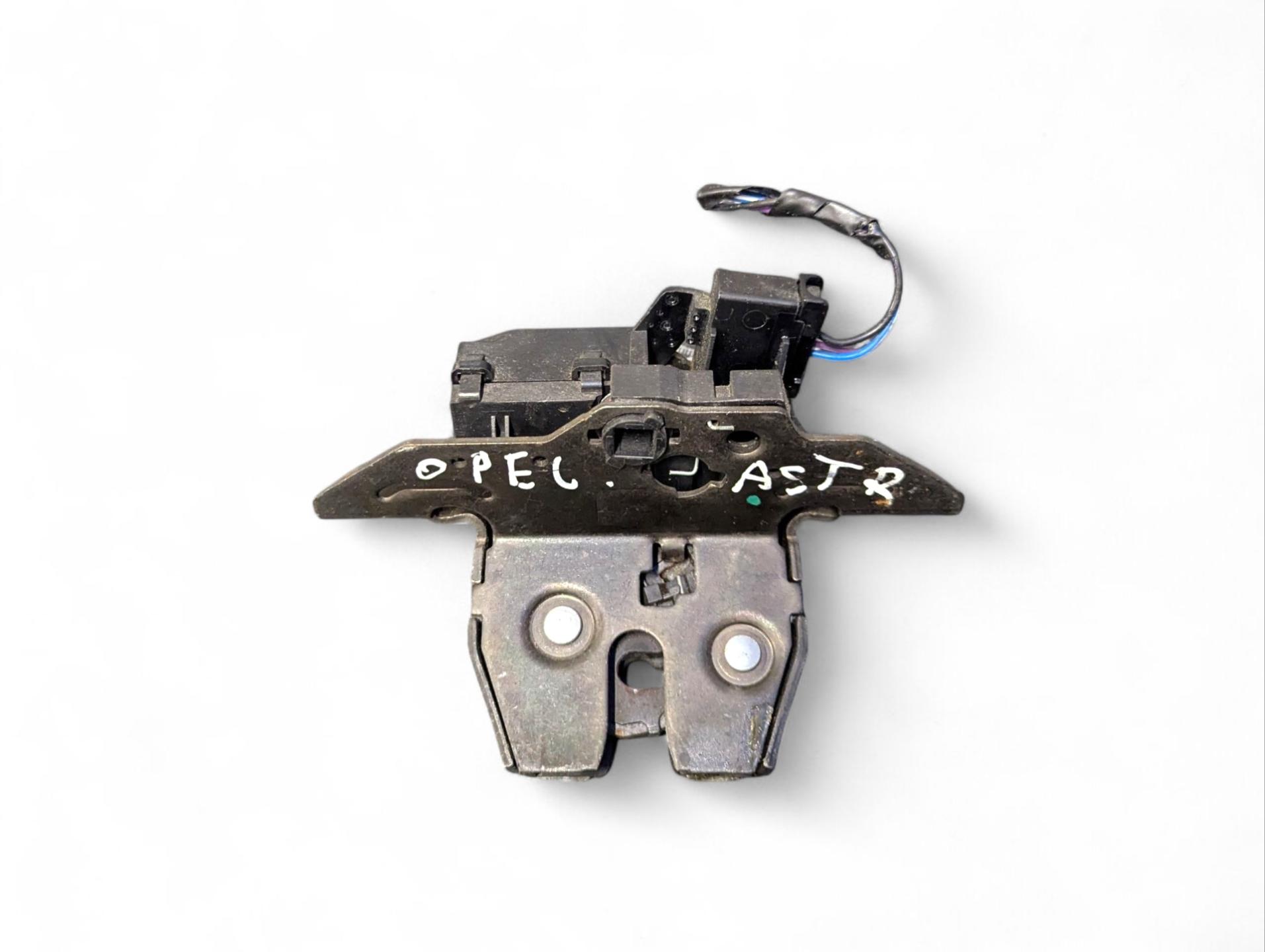 lock bonnet boot Opel Astra J 2011 13581023