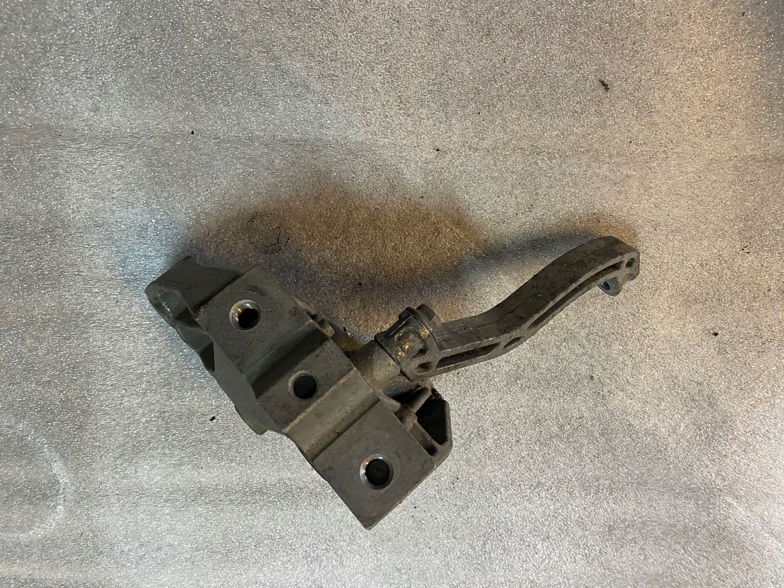 SKODA OCTAVIA III LIFT 1.6 TDI Getriebehalter