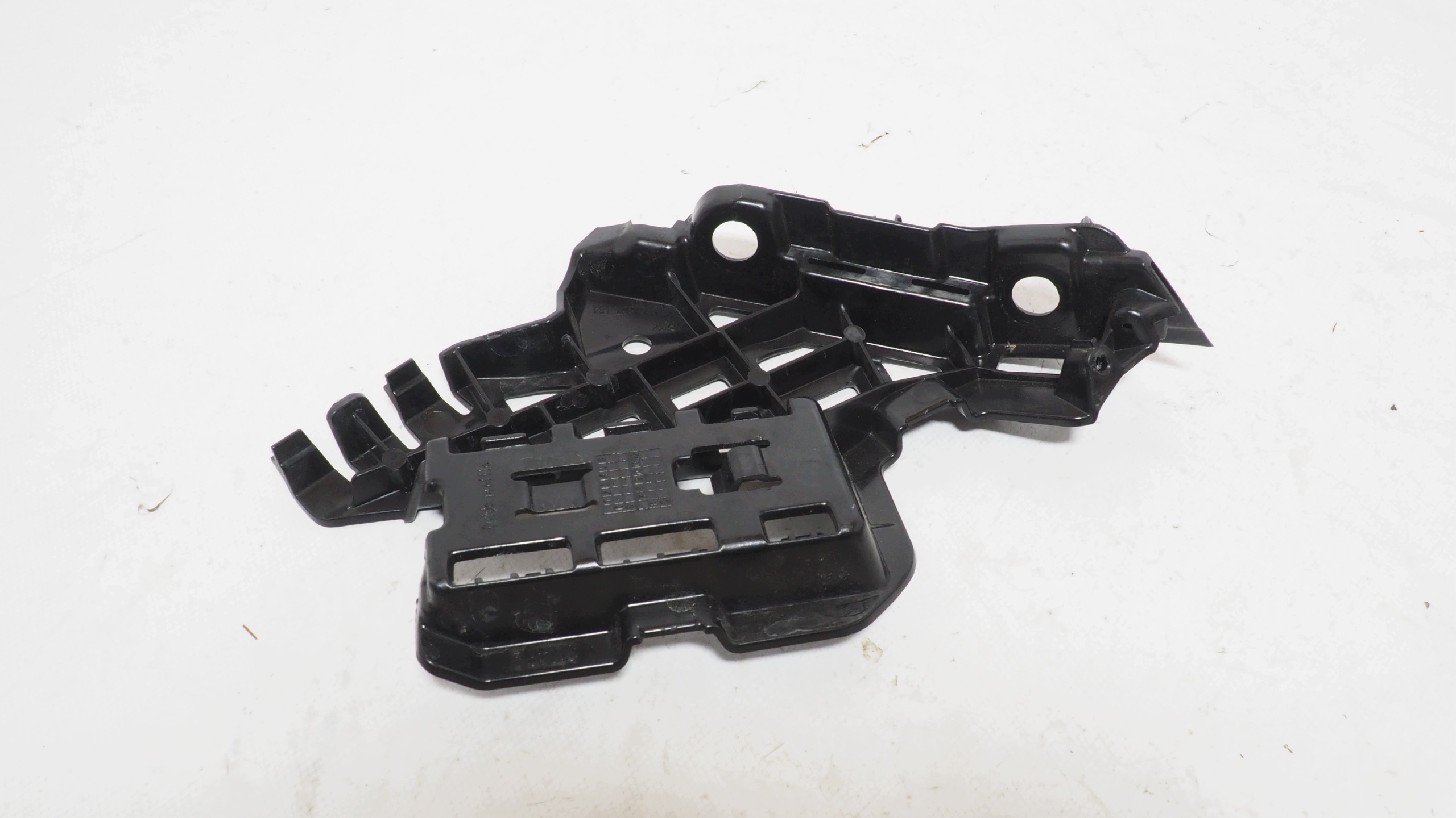 Skoda Superb IV bumper bracket right front 3P0807184