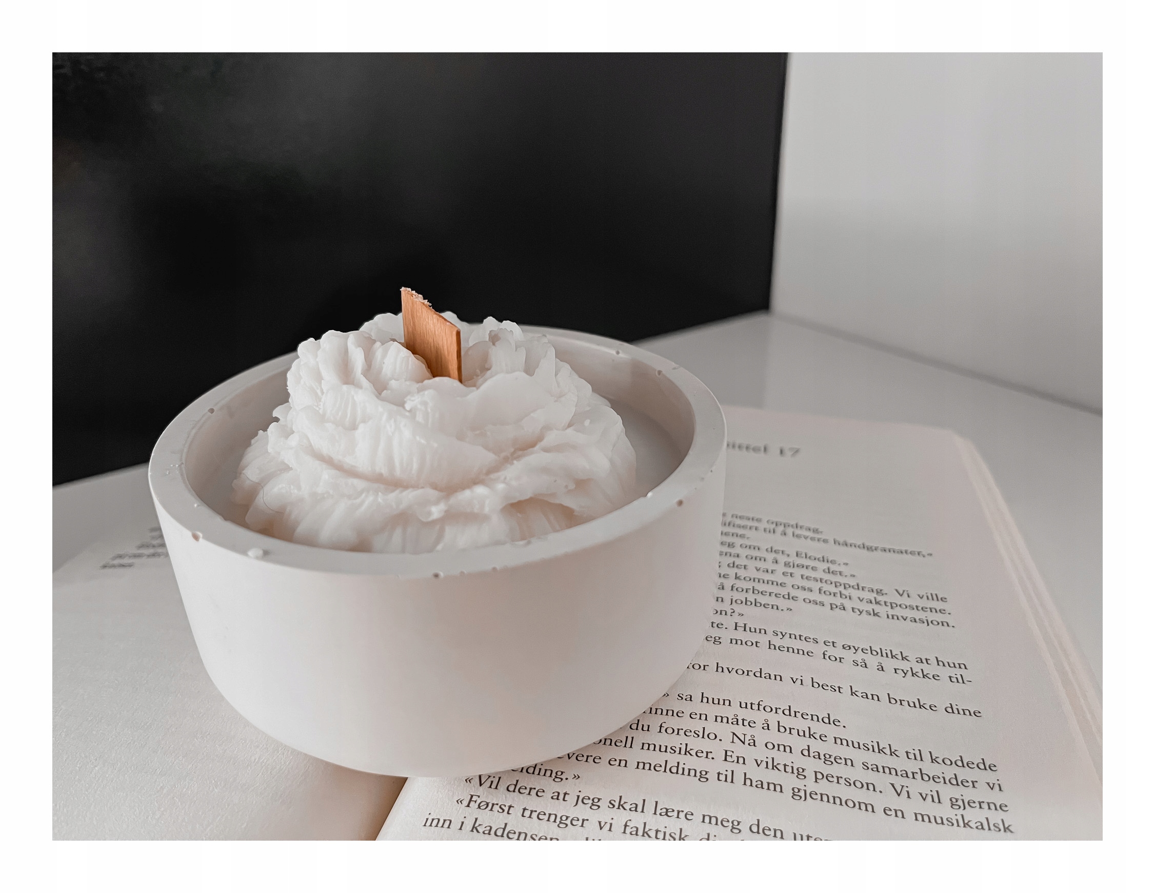 Svíčka Serenity kulatá sójová s vůní pivoňky