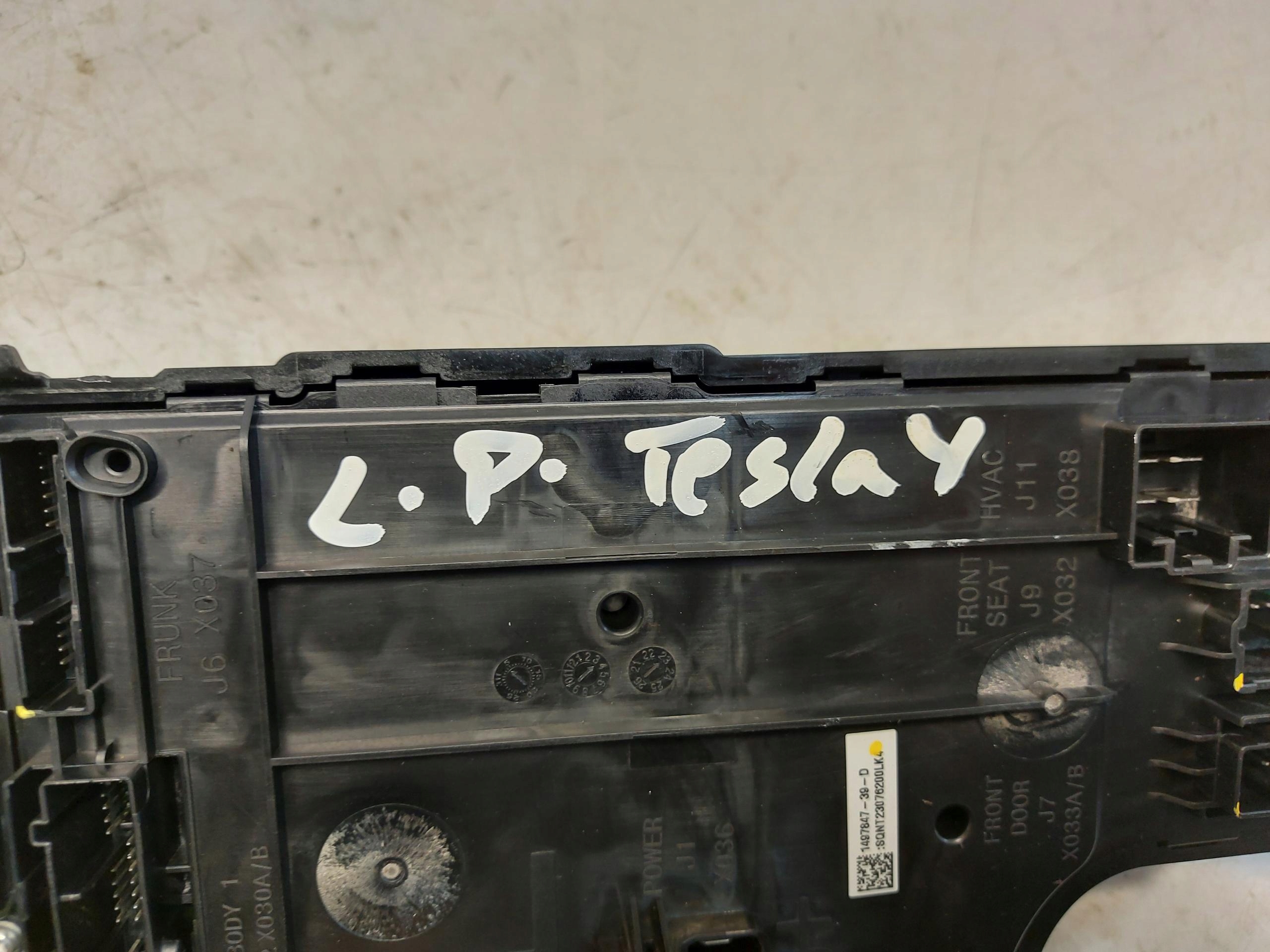 TESLA MODEL Y 2023r comfort control unit left 1497847-39-D