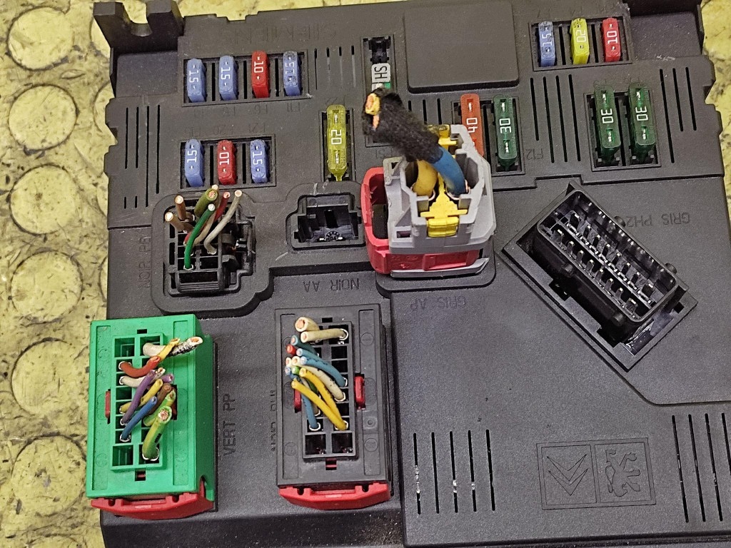 CITROEN C3 module compartment BSI 9653667380