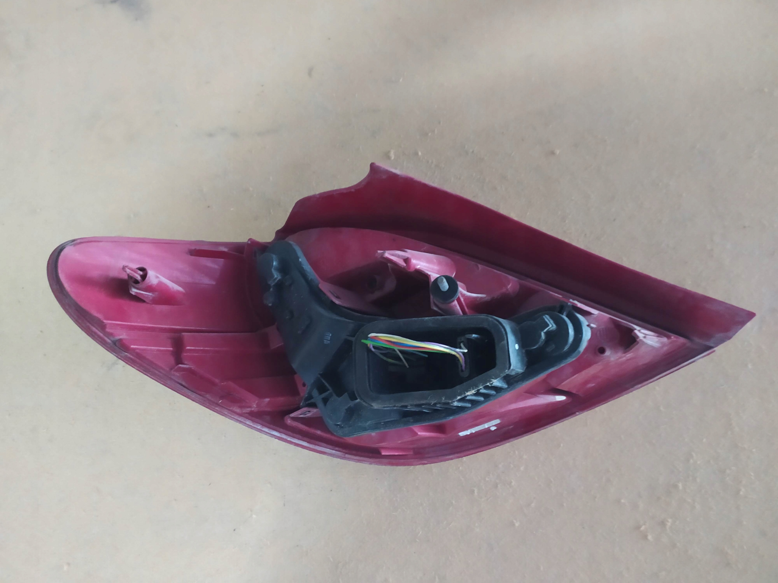 фонарь правый peugeot 207 РЕСТАЙЛИНГ 2009-14r.