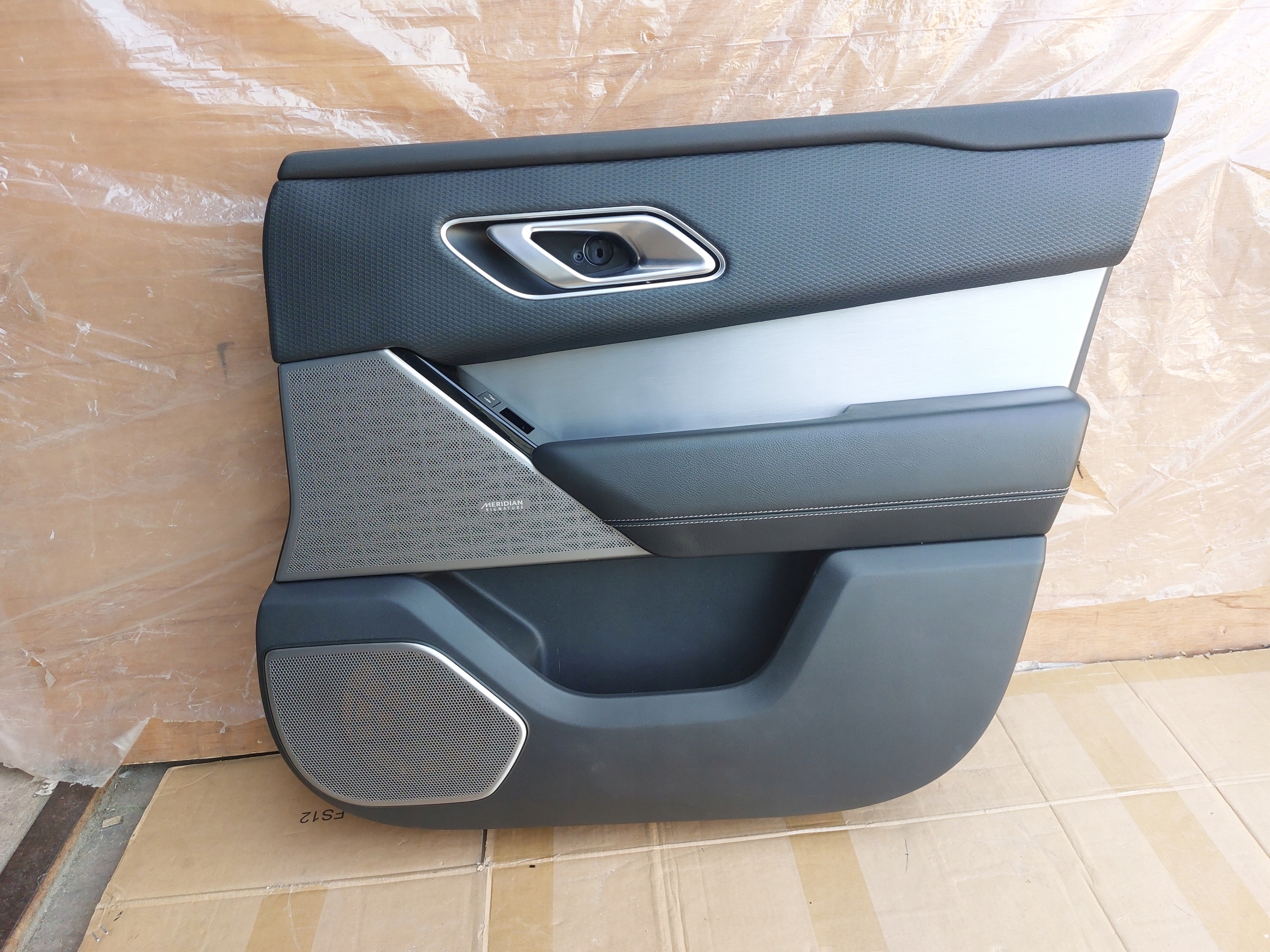 RANGE ROVER VELAR L560 19r side door front right