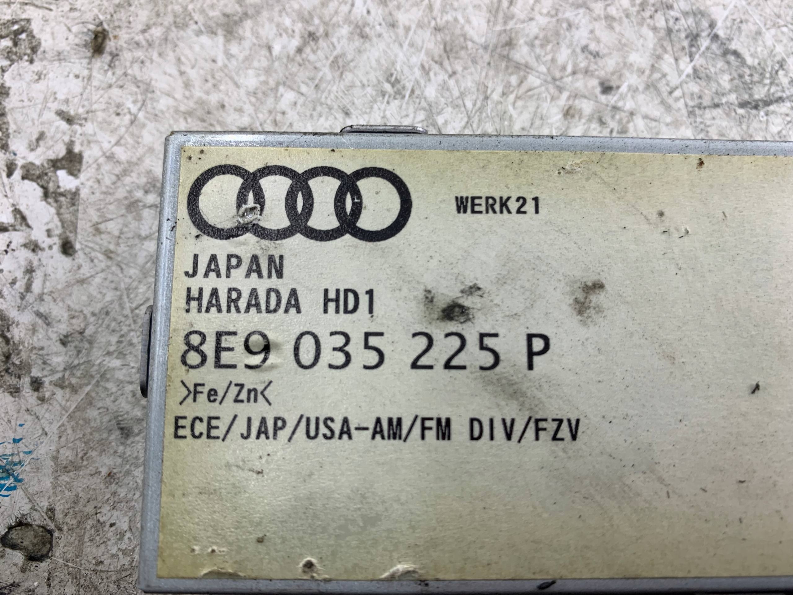 AUDI A4 B6 B7 antenna amplifier 8E9035225P