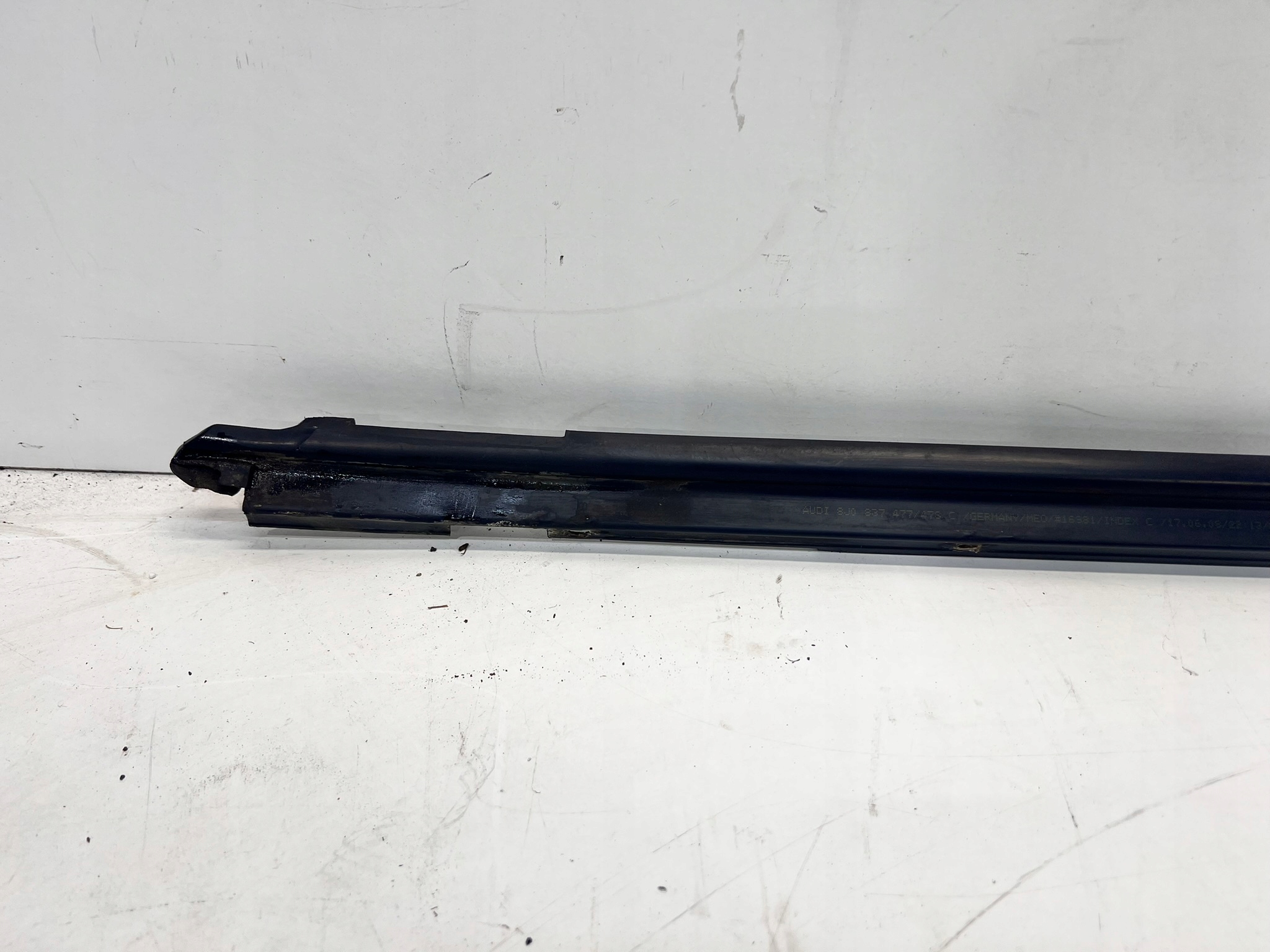 těsnění dveře levý předek AUDI TT 8J0837477C