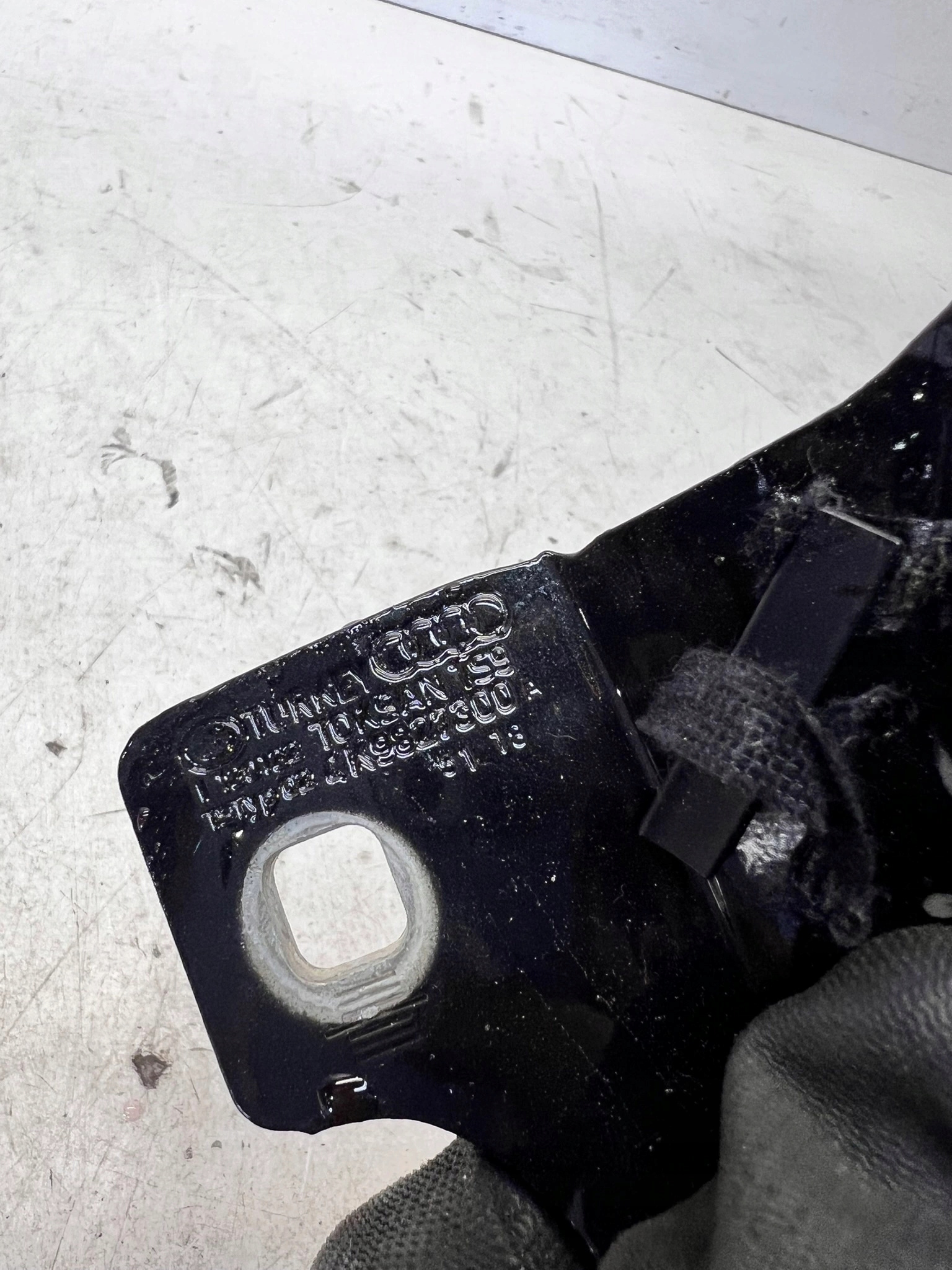 hinge SILNIKCZEK bonnet rear part right AUDI A6 C8 4K9827852B 4K9827300A