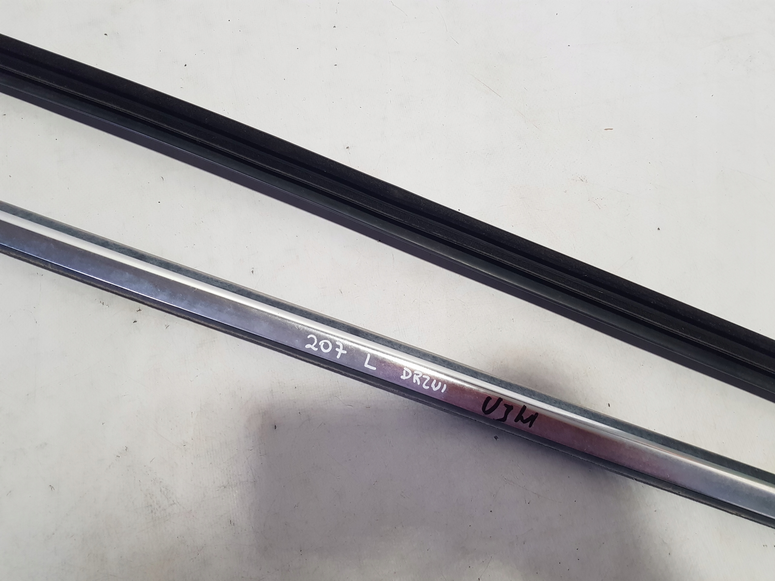 moulding door left dust CHROM MERCEDES W207