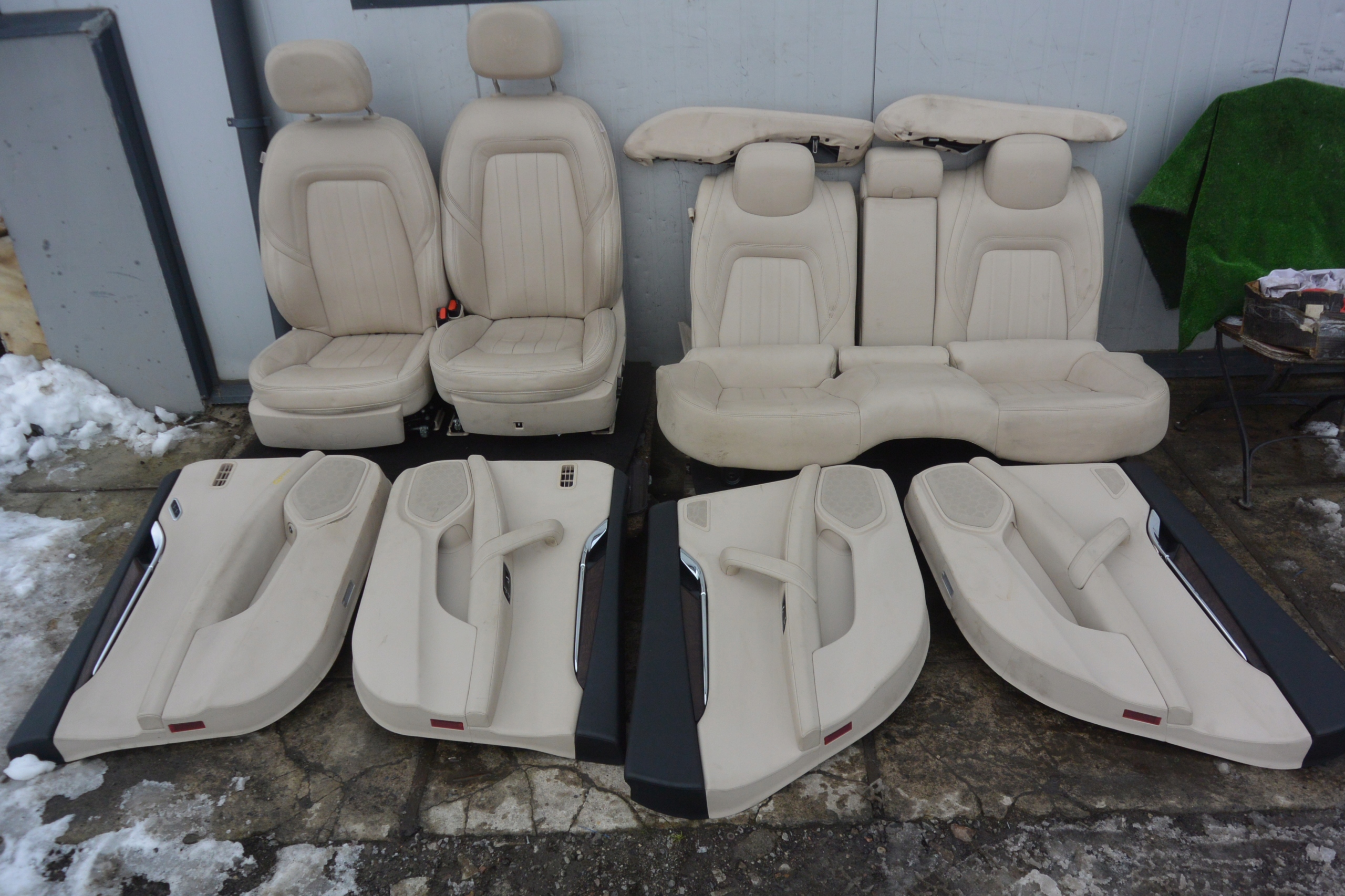 MASERATI QUATTROPORTE VI КРІСЛА ДИВАН ШКІРА КРЕМ