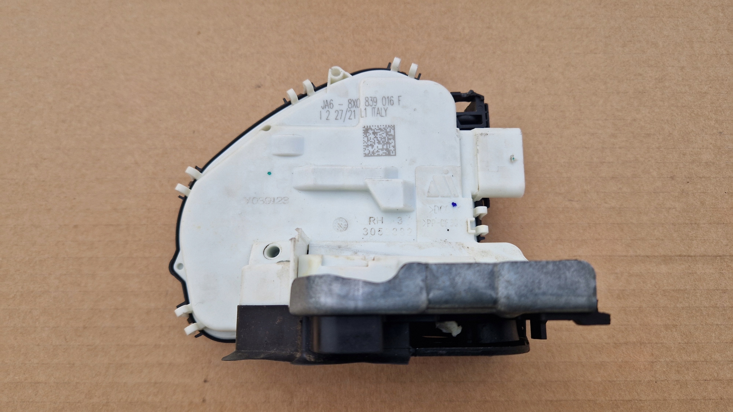 lock door 8X0839016F VW AUDI rear part right as new
