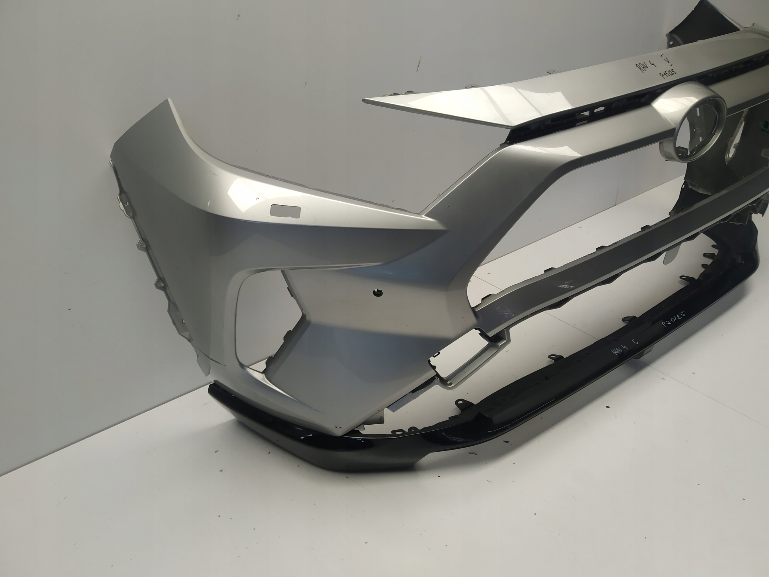 2018r + Toyota Rav4 V bumper hokej front original below PDC and washers
