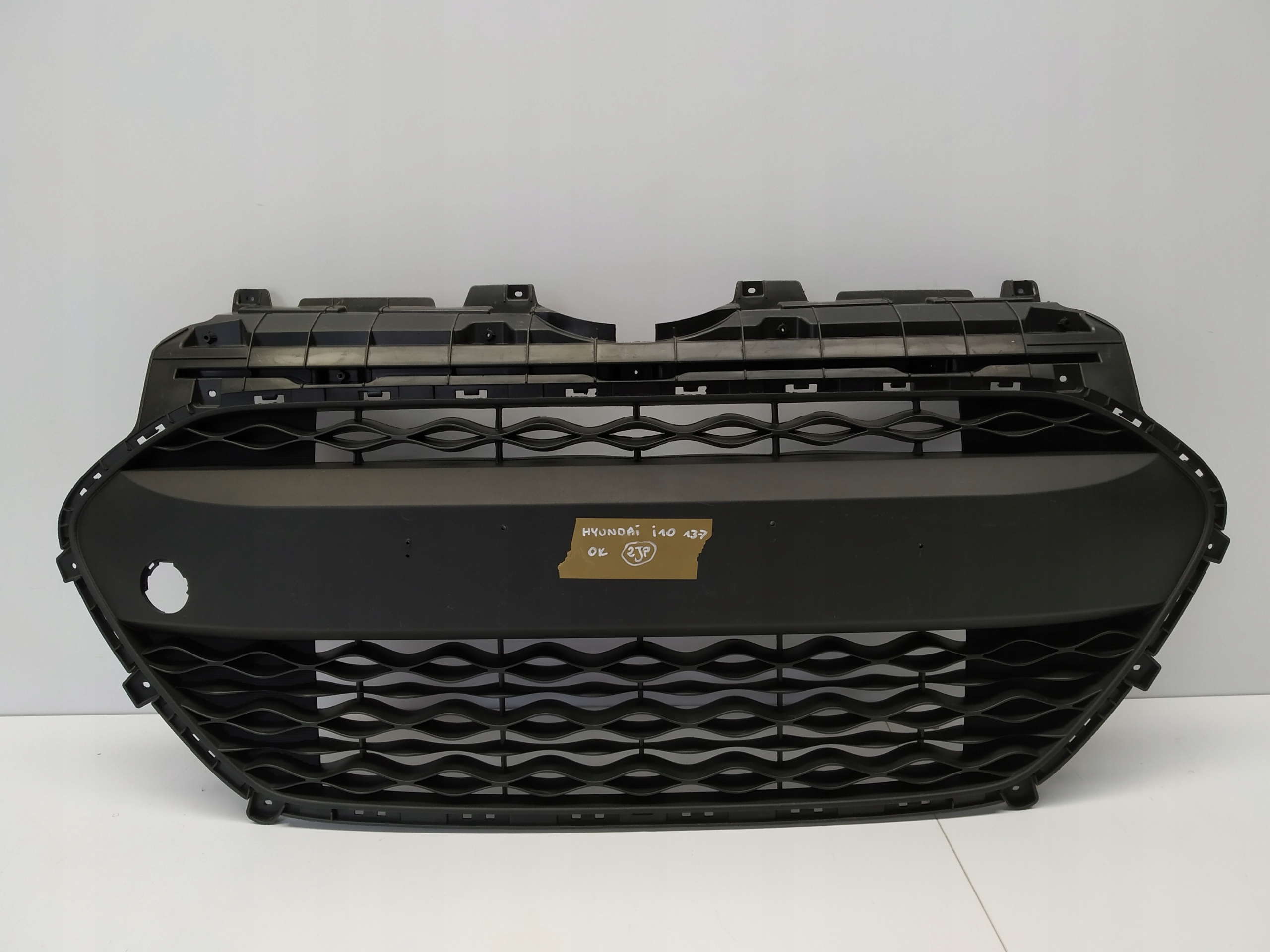 13+ Hyundai i10 II grid of a bumper front central