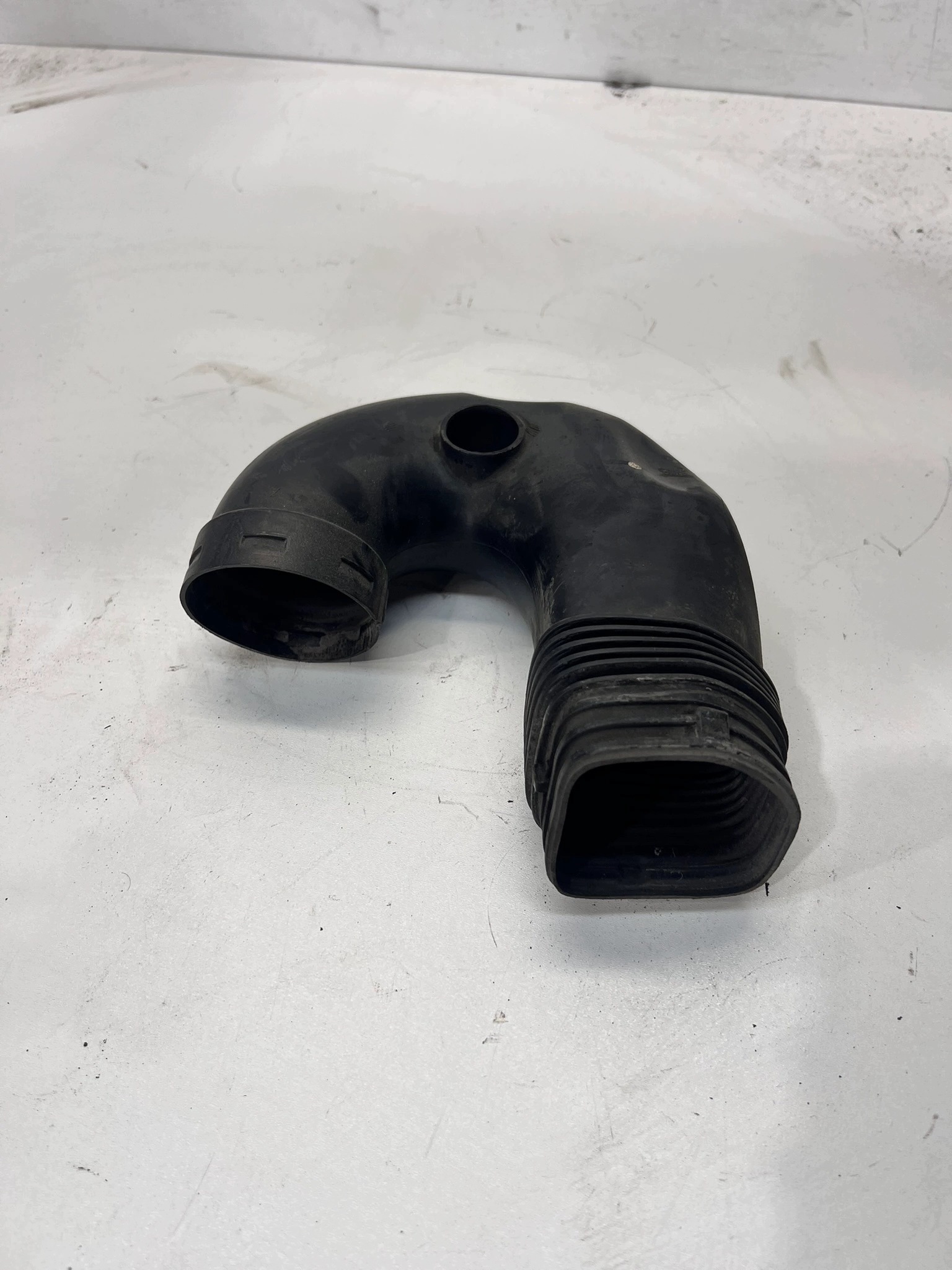 intake air hose AUDI Q3 8U 8U0129618B