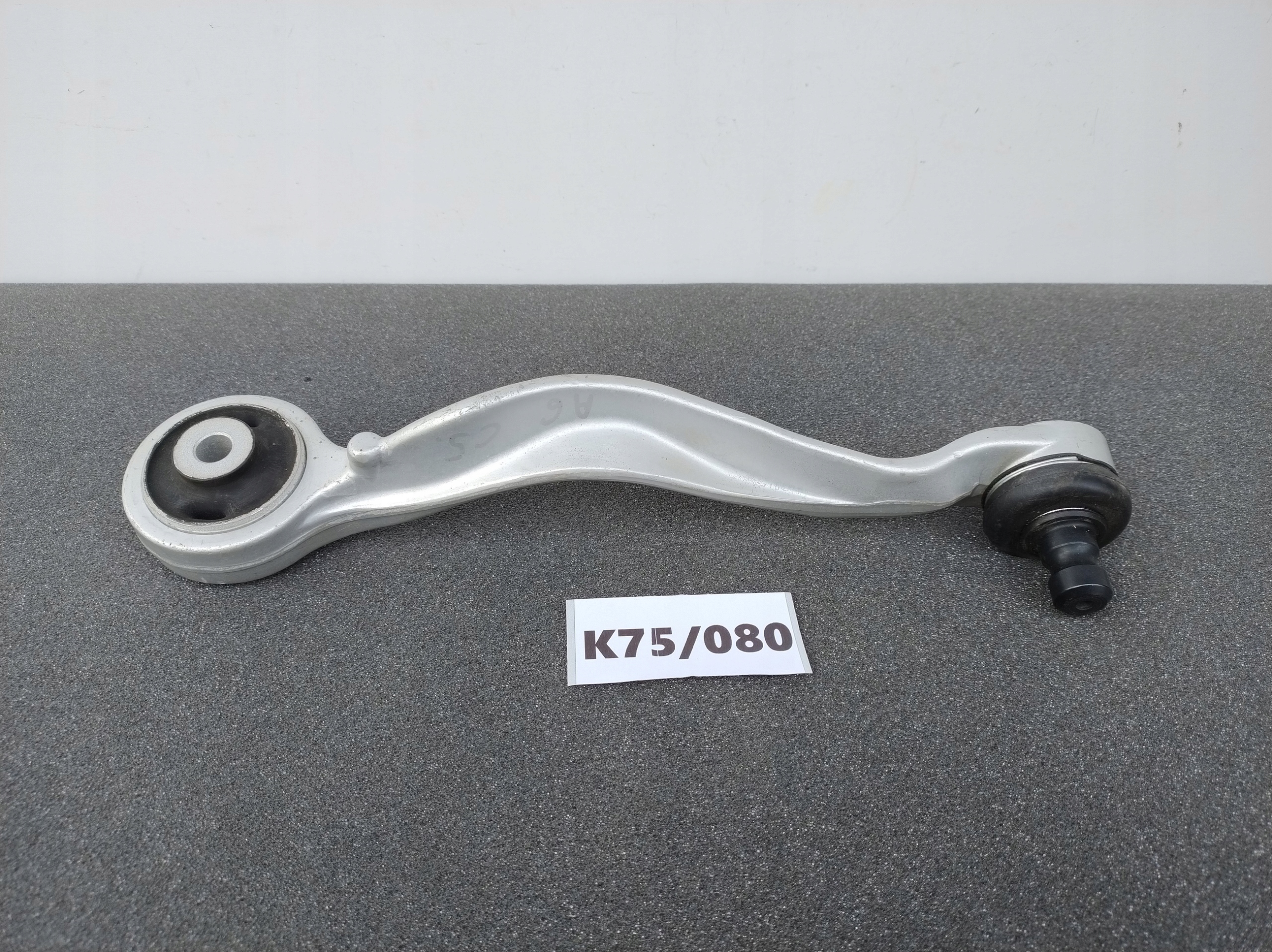 right upper arm VW PASSAT B5 AUDI A4 EXEO SUPERB 4D0407510G K75/080