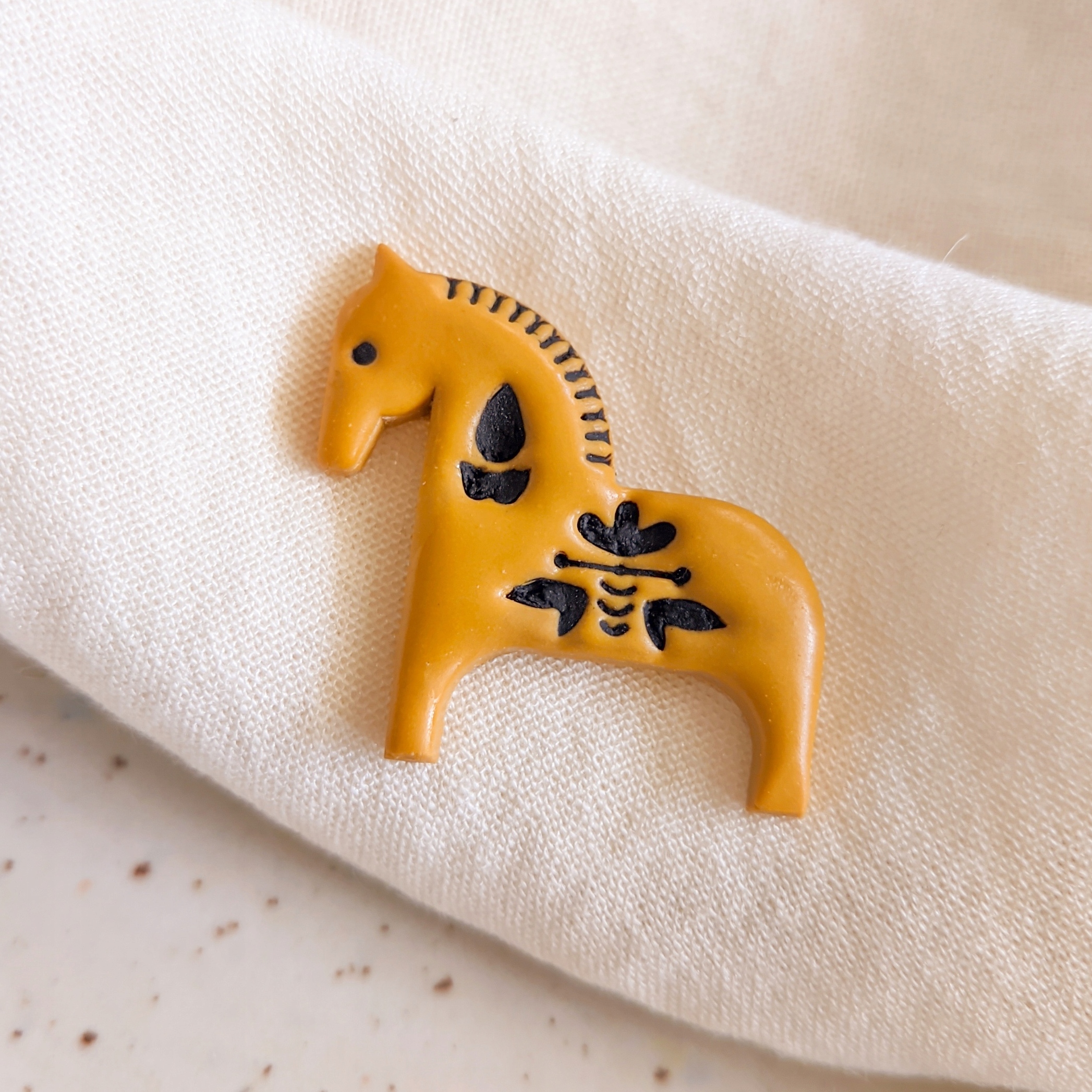 Pin připínáček s koněm v hořčicové barvě hobby horse pro boho koně