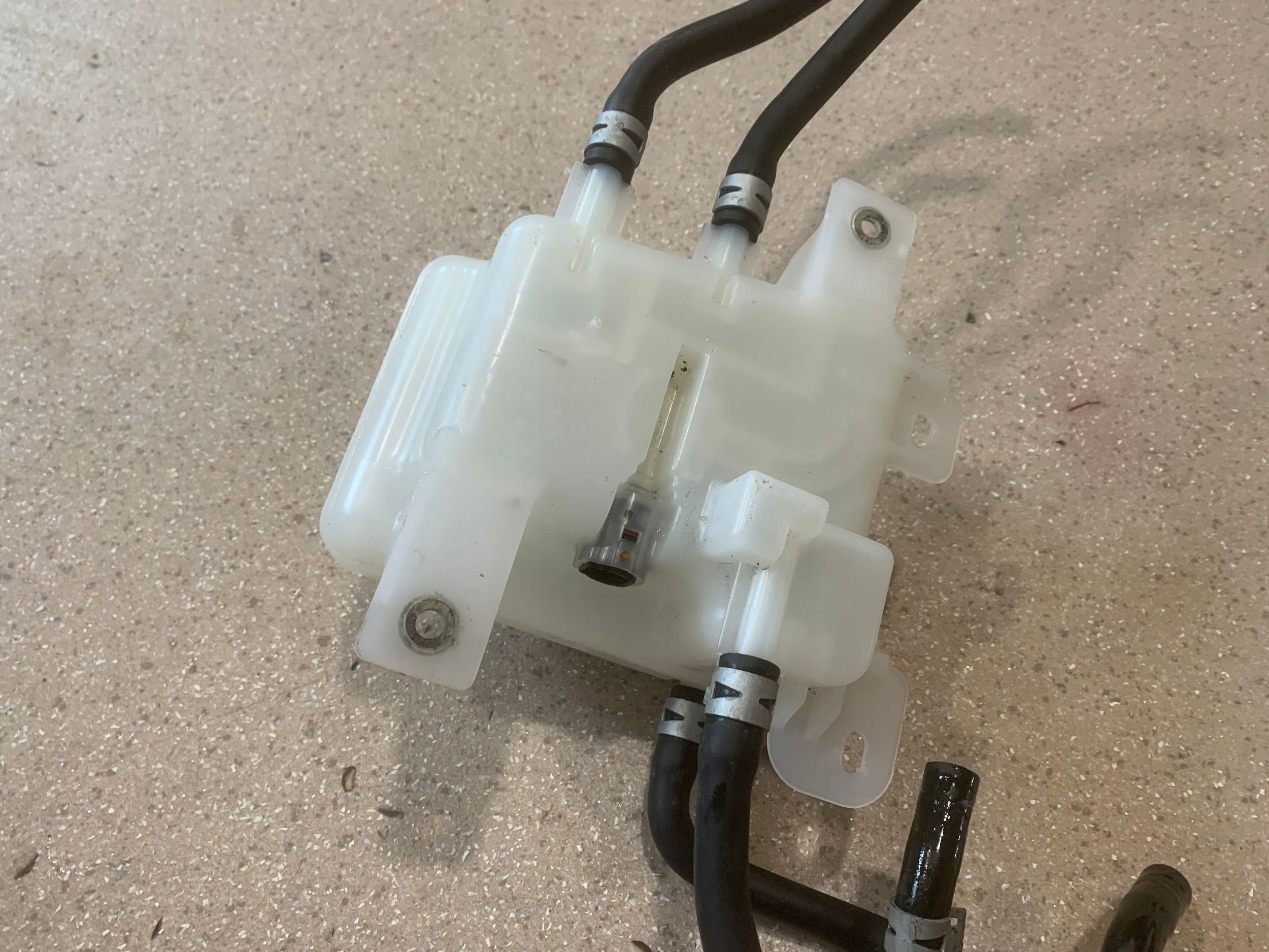 бачок тормозной жидкости lexus RX 450H