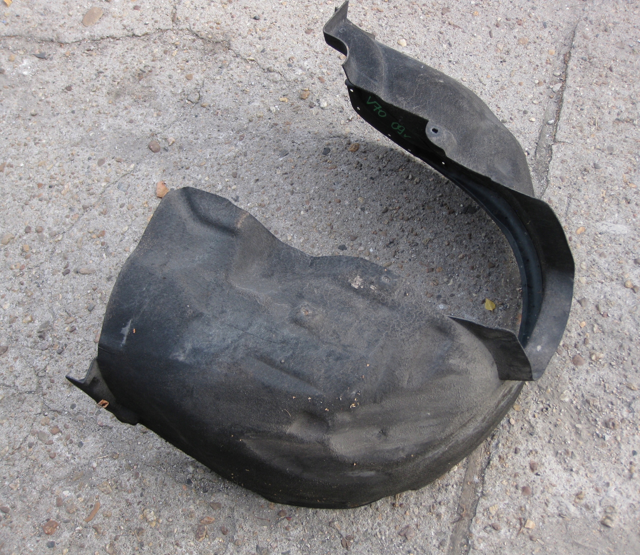 VOLVO V70 2.0 D 09R mudguard left front 30796596