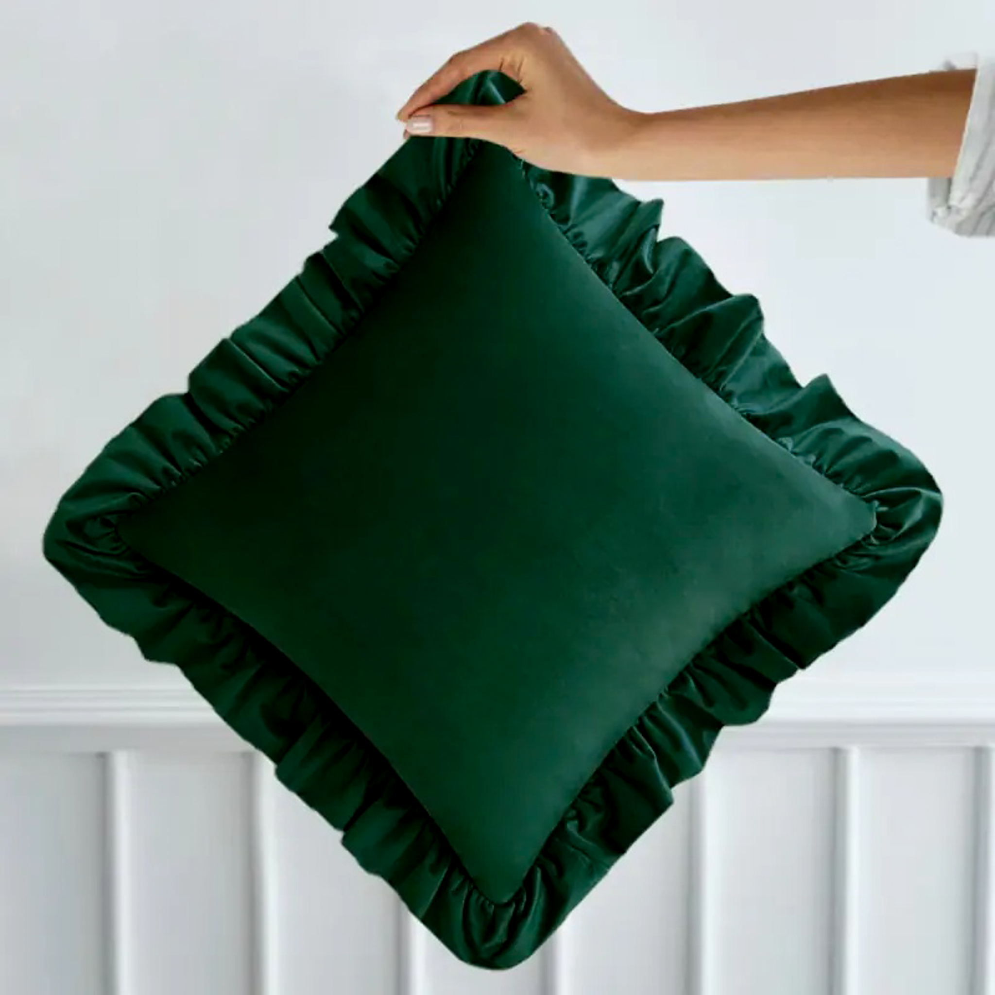 POSZEWKA WELUROWA 40x40 Z FALBANĄ PLUSZ VELVET FALBANKA KOLOR CIEMNA ZIELEŃ Długość 40 cm