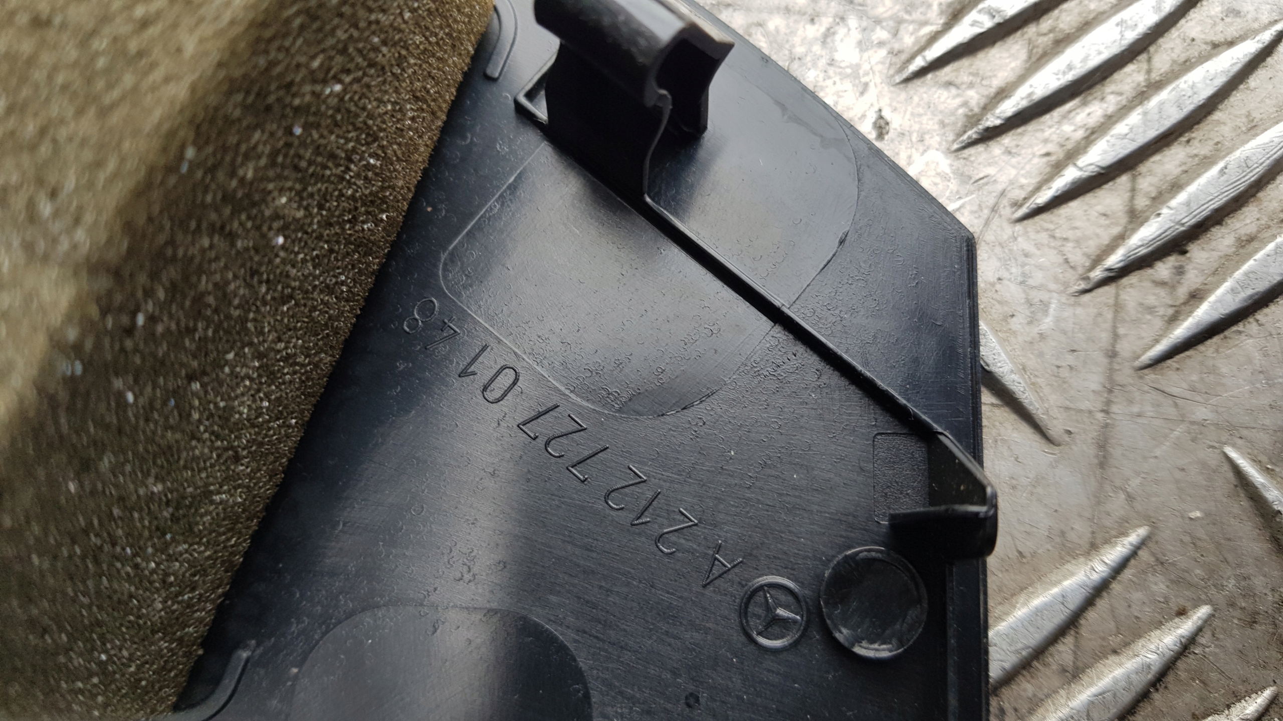 MERCEDES W212 Couvre Console Gauche 2126800307