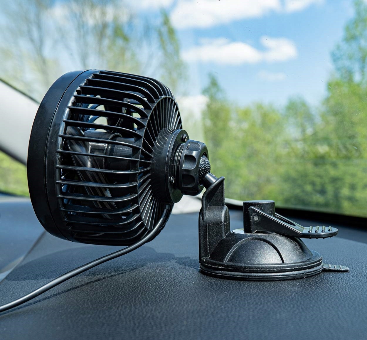 WIATRAK SAMOCHODOWY WENTYLATOR DO AUTA SAMOCHODU POD ZAPALNICZKĘ 12V Kod producenta 03001