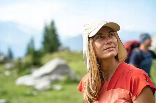 CZAPKA TURYSTYCZNA W GÓRY NA PLAŻĘ Z OSŁONĄ KARKU Odcień ecru
