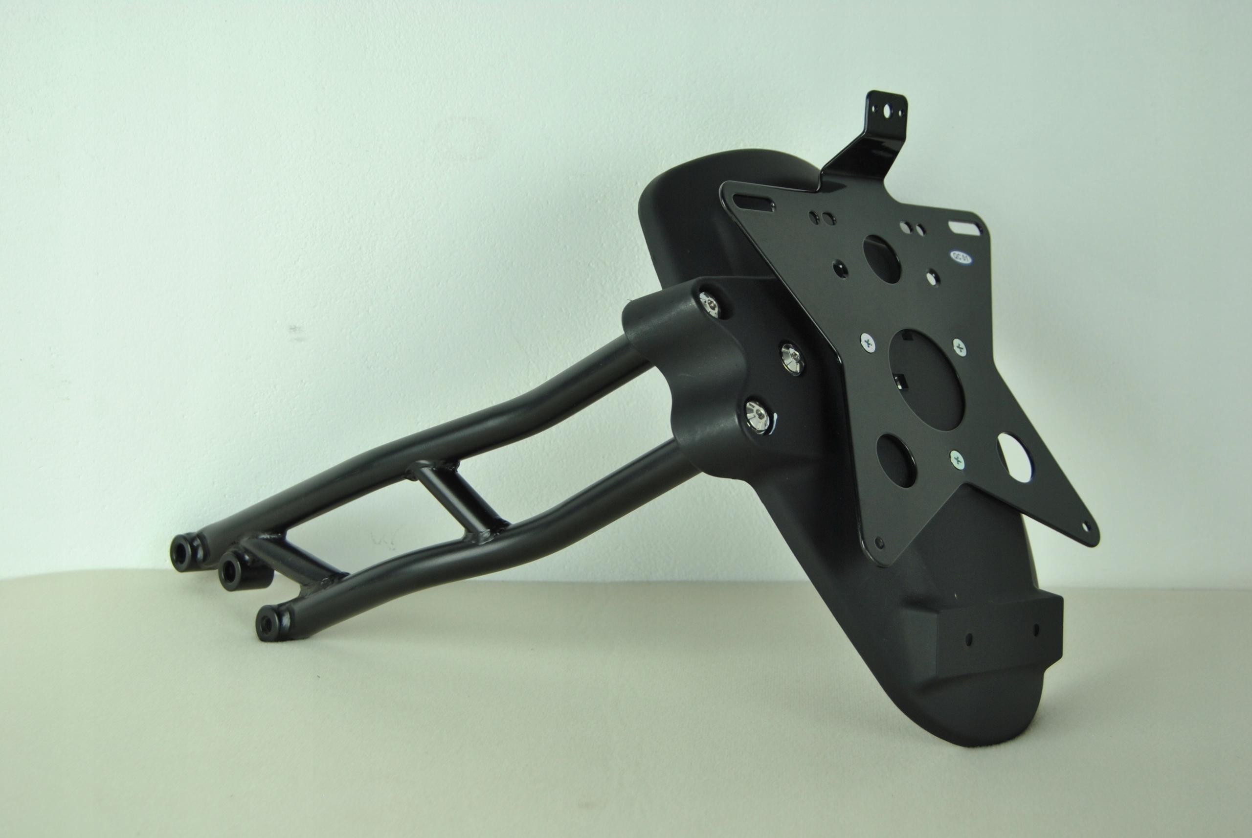 Upevňovací držiak Blatník s homologáciou registračnej tabuľky Benelli 86045