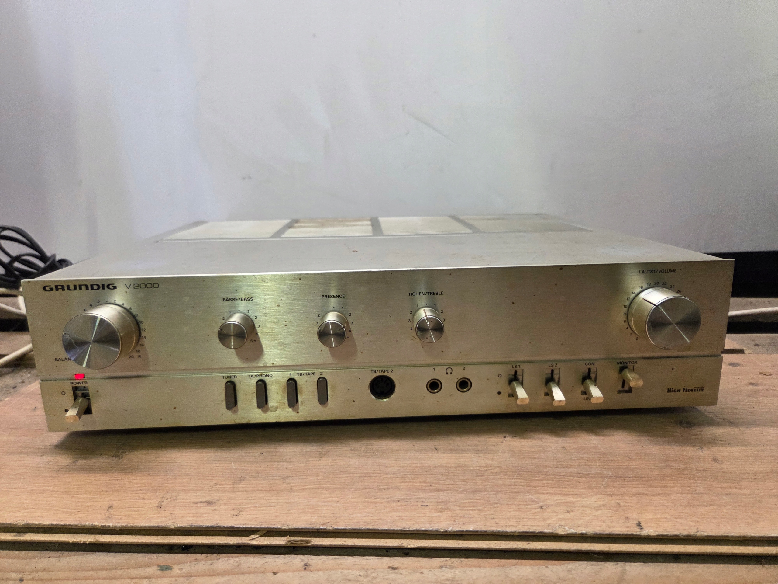 Amplituner Grundig V2000 High Fidelity 2.0 srebrny